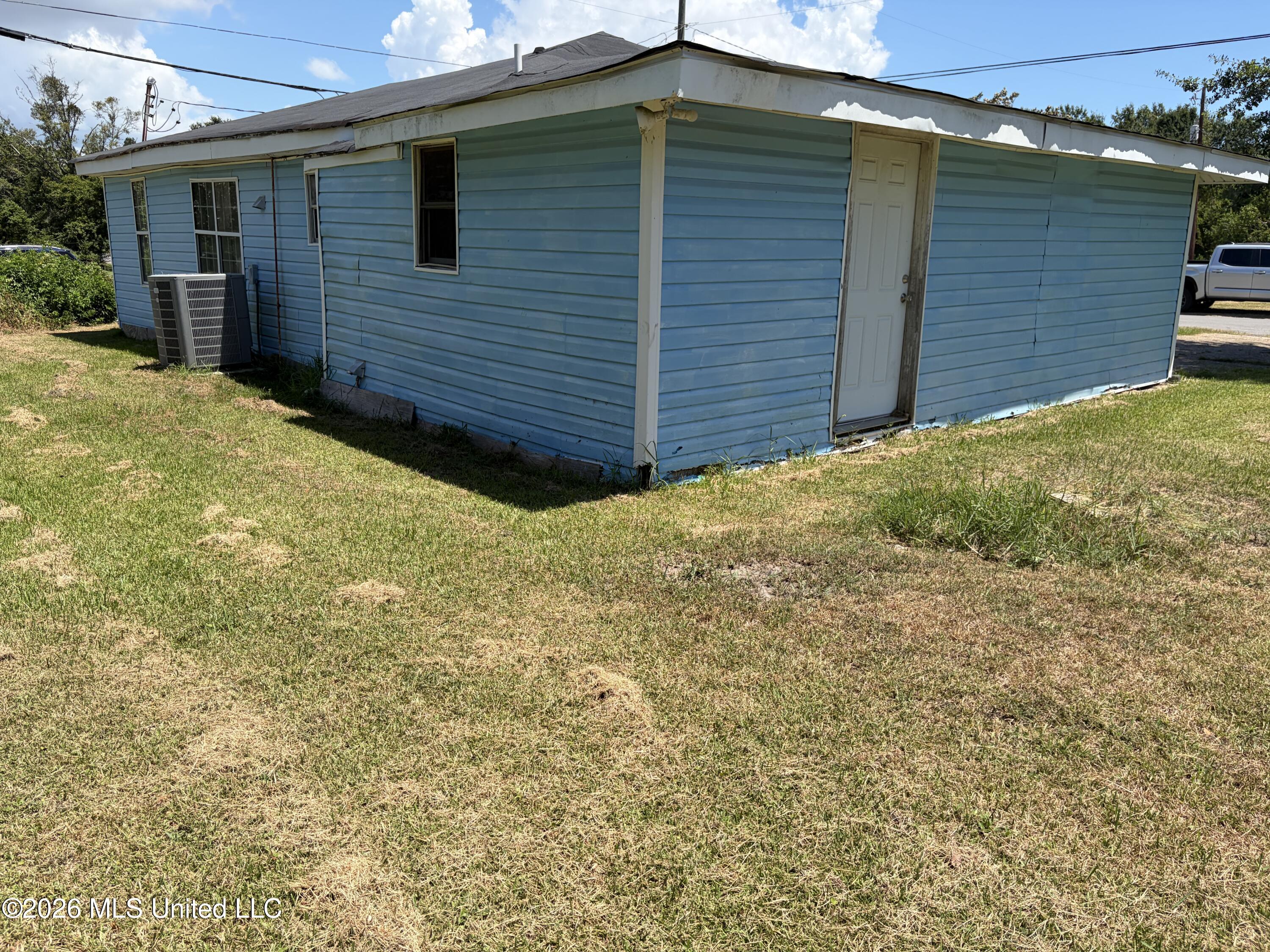 1913 35th Avenue Property Photo 2