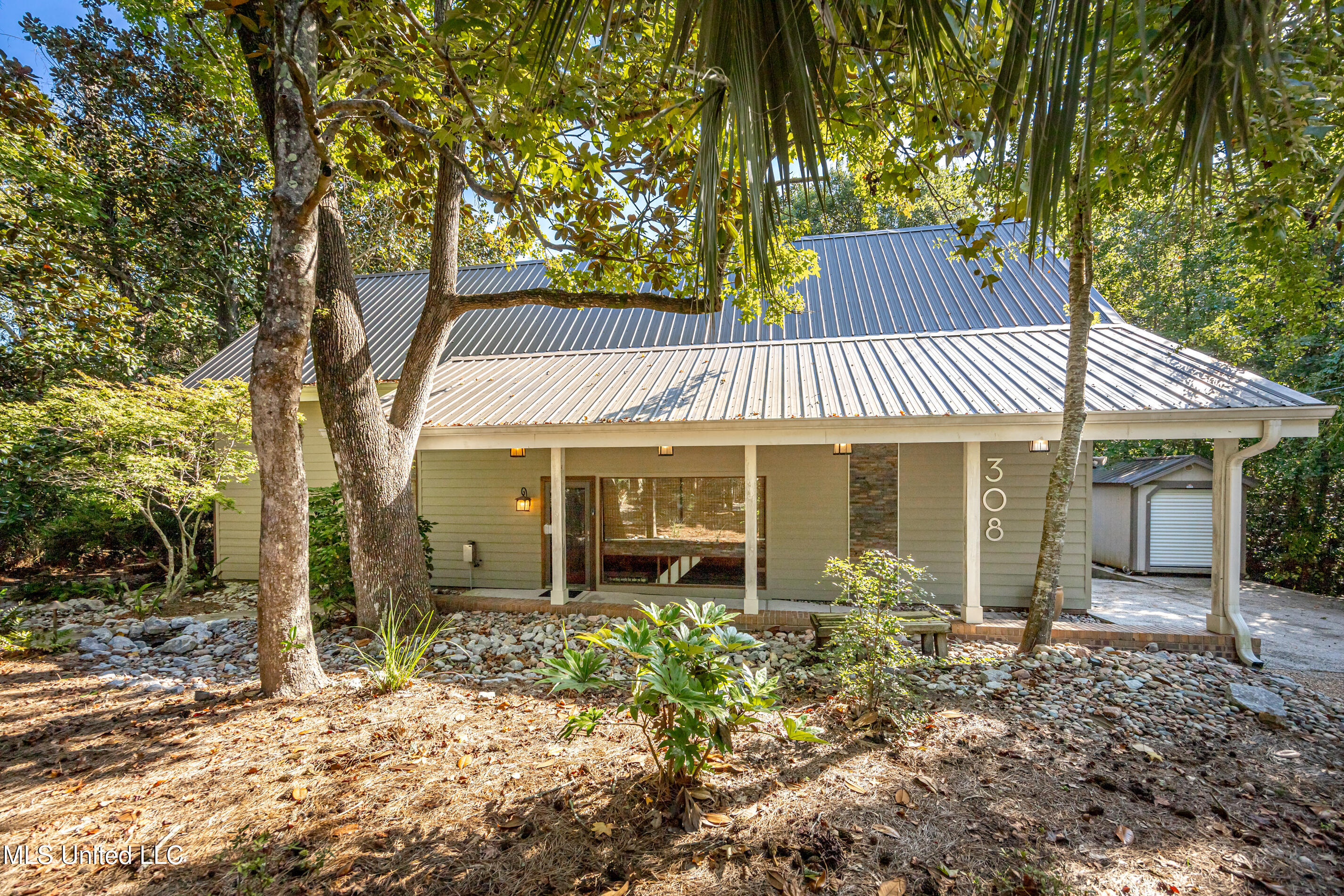 308 Lovers Lane Property Photo 4