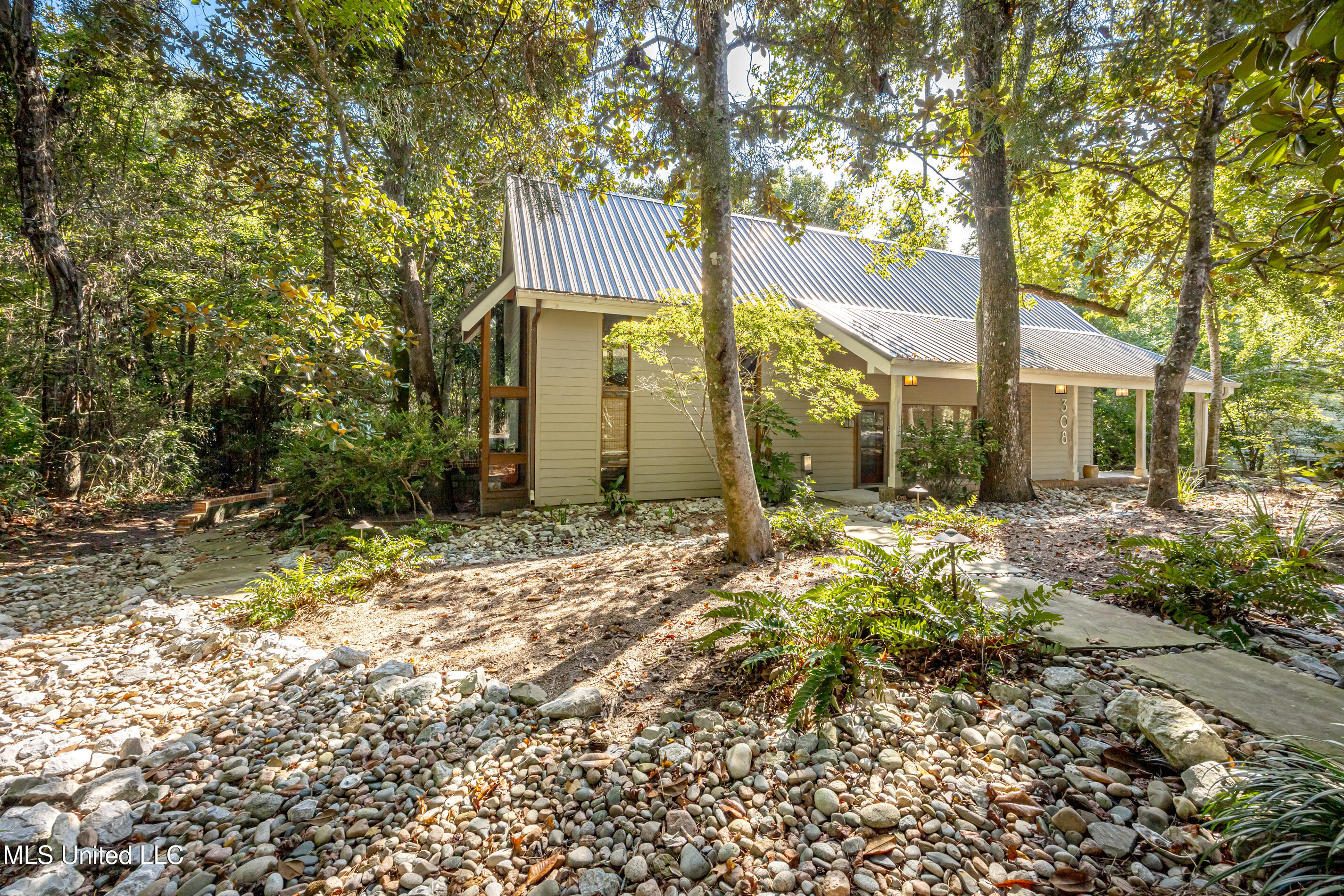 308 Lovers Lane Property Photo 6