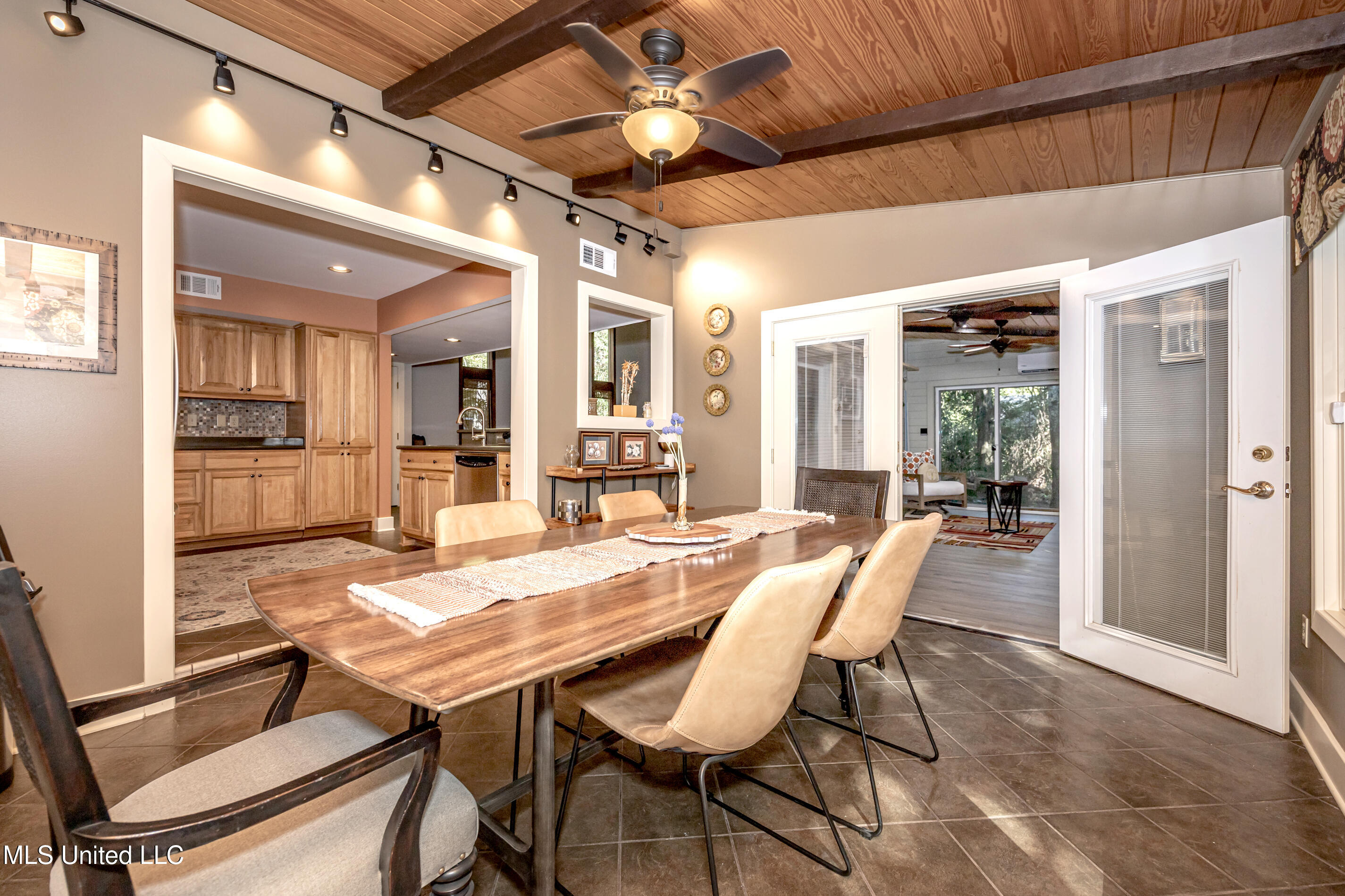 308 Lovers Lane Property Photo 45