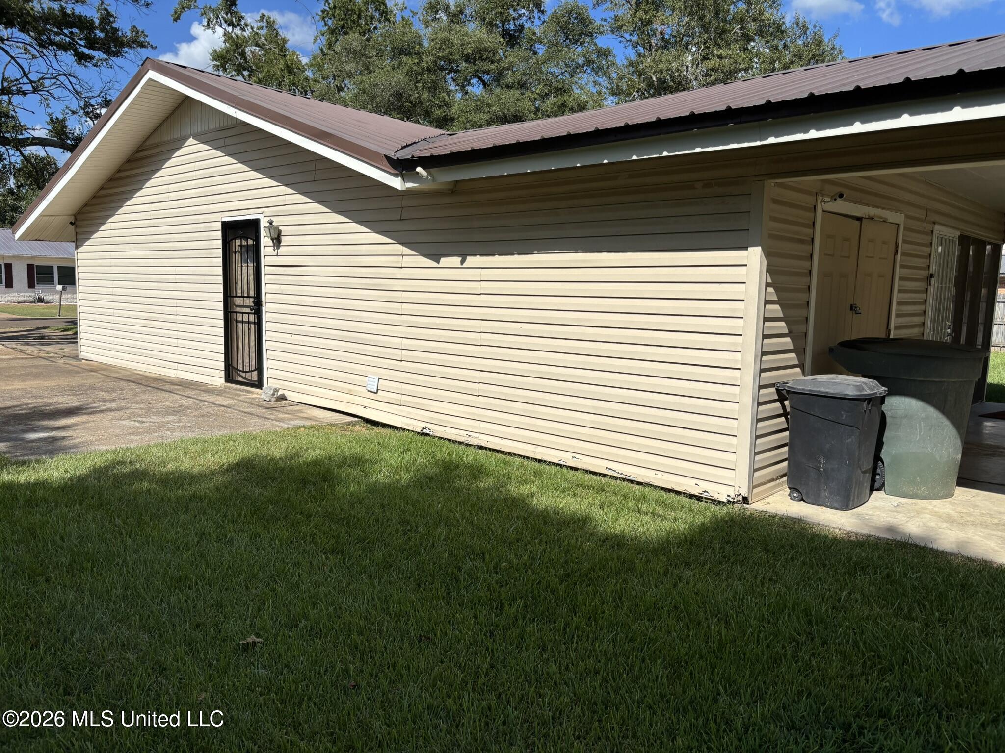 512 Rose Drive Property Photo 3