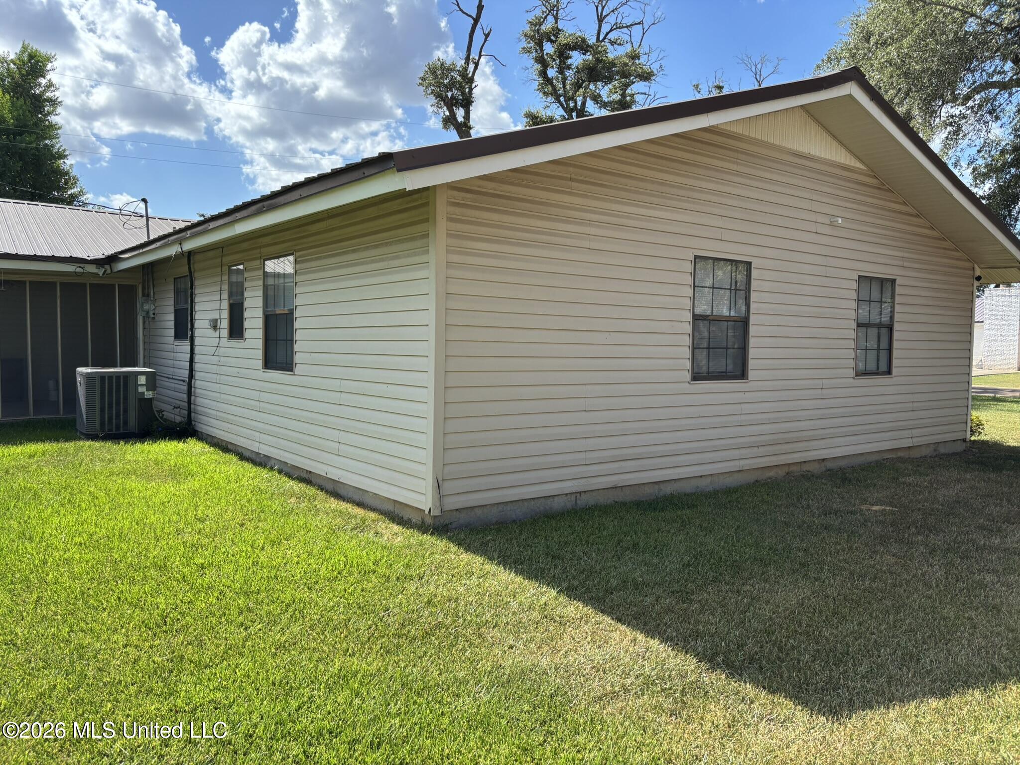 512 Rose Drive Property Photo 8