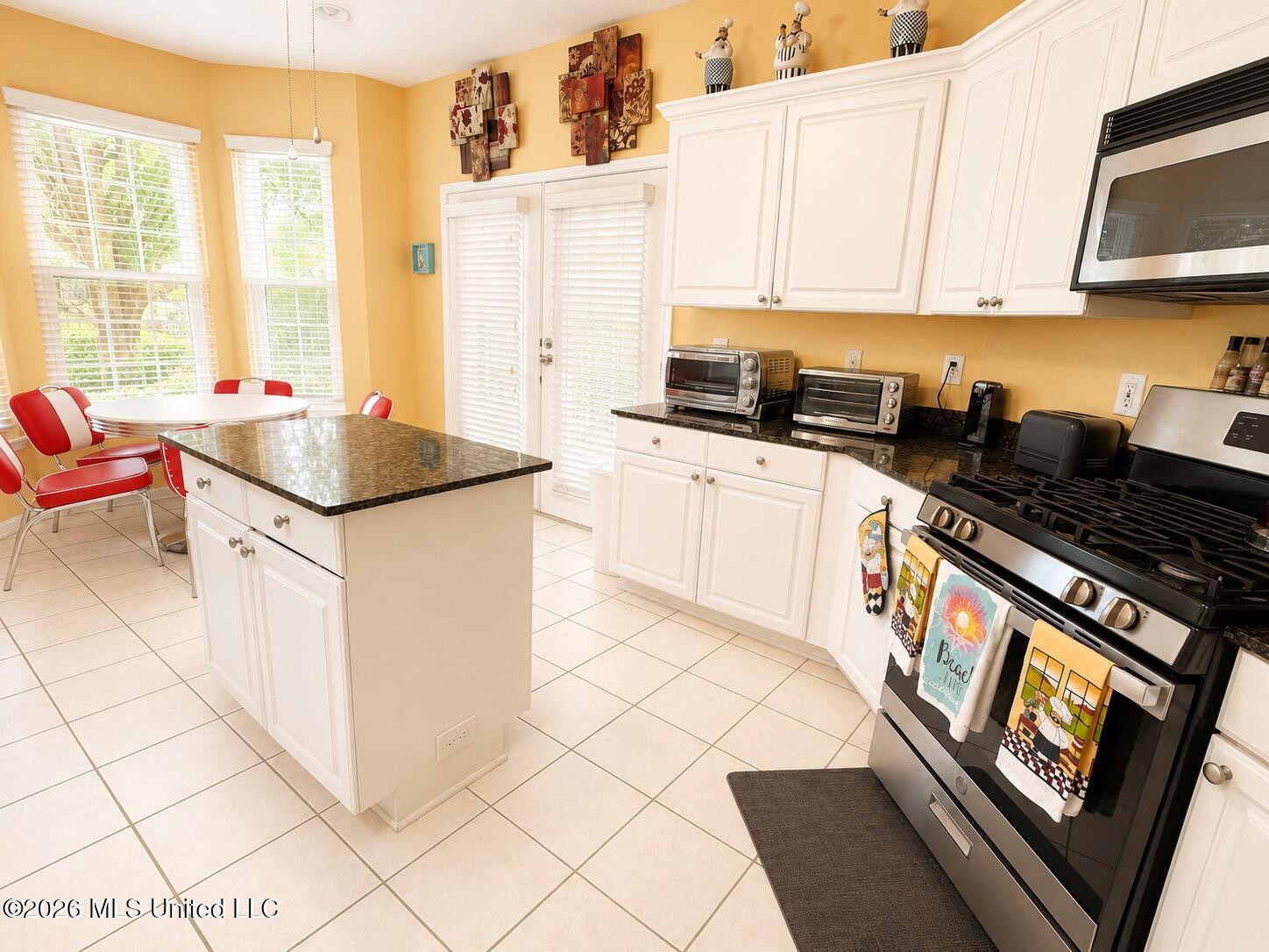 2252 Beach Drive Property Photo 9