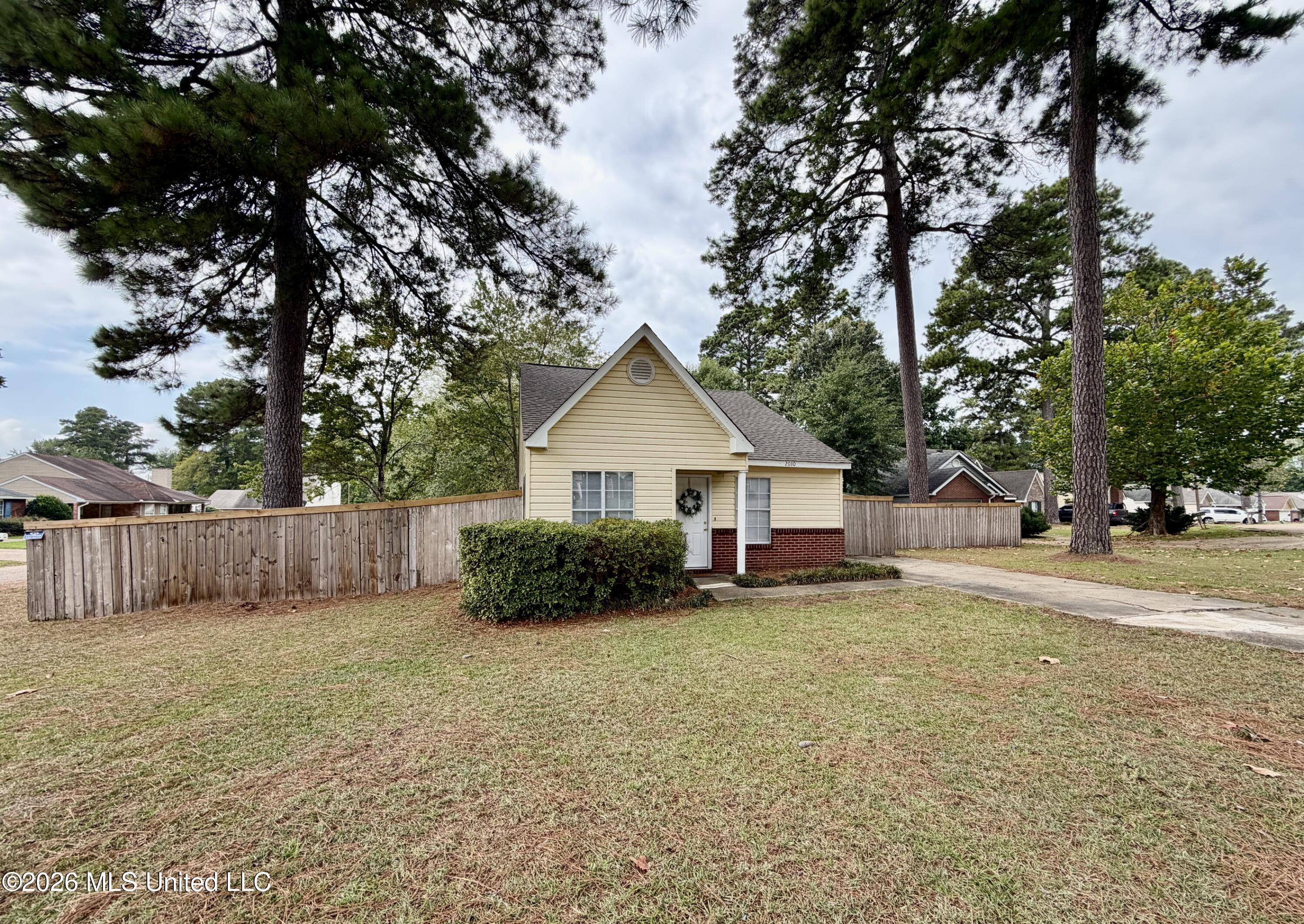 2010 Red Oak Drive Property Photo 1