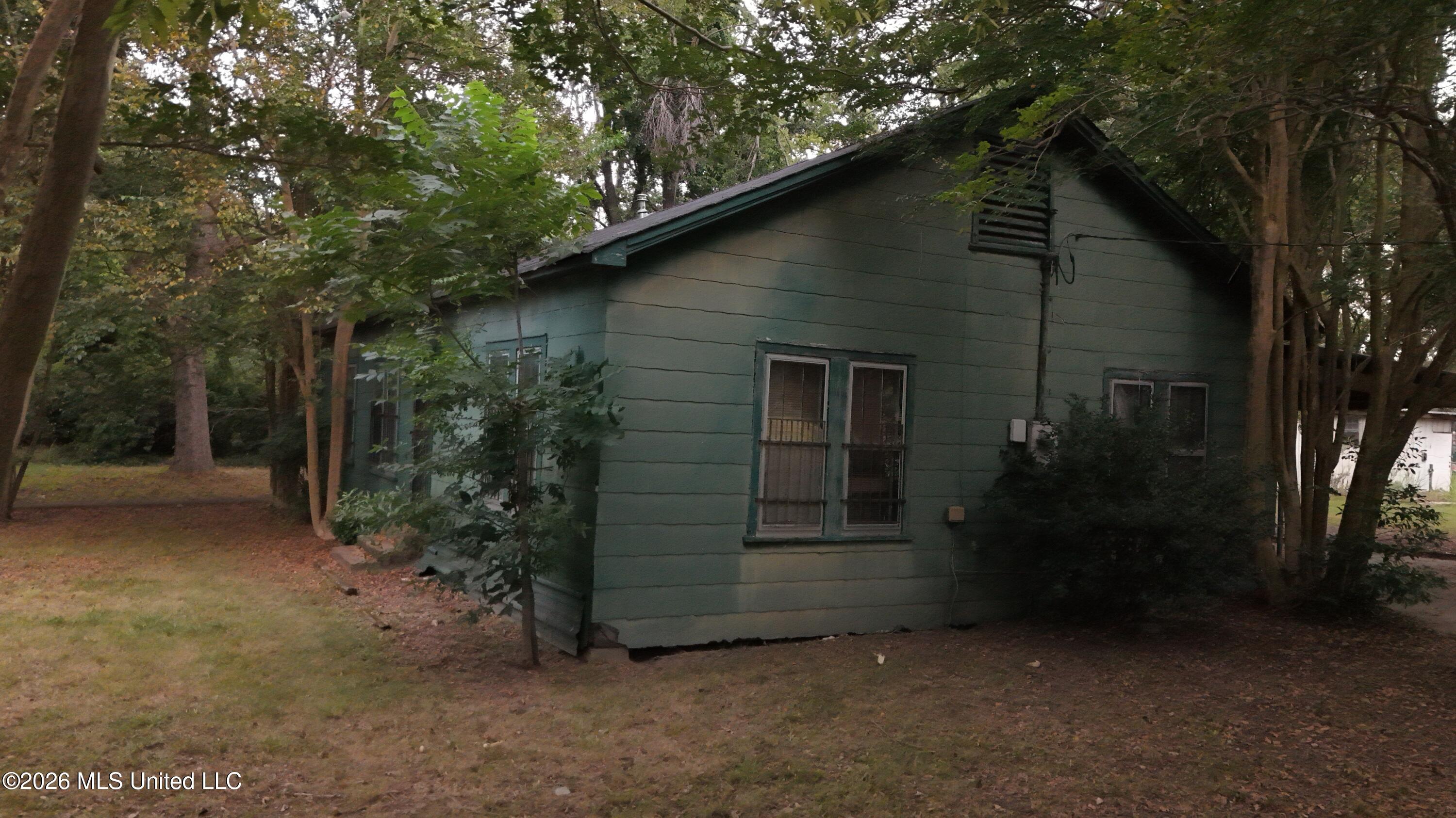 126 Berry Avenue Property Photo 6