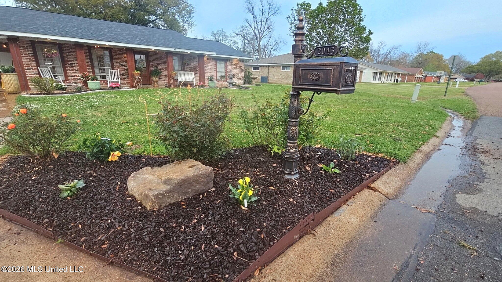 2043 Viking Street Property Photo 3