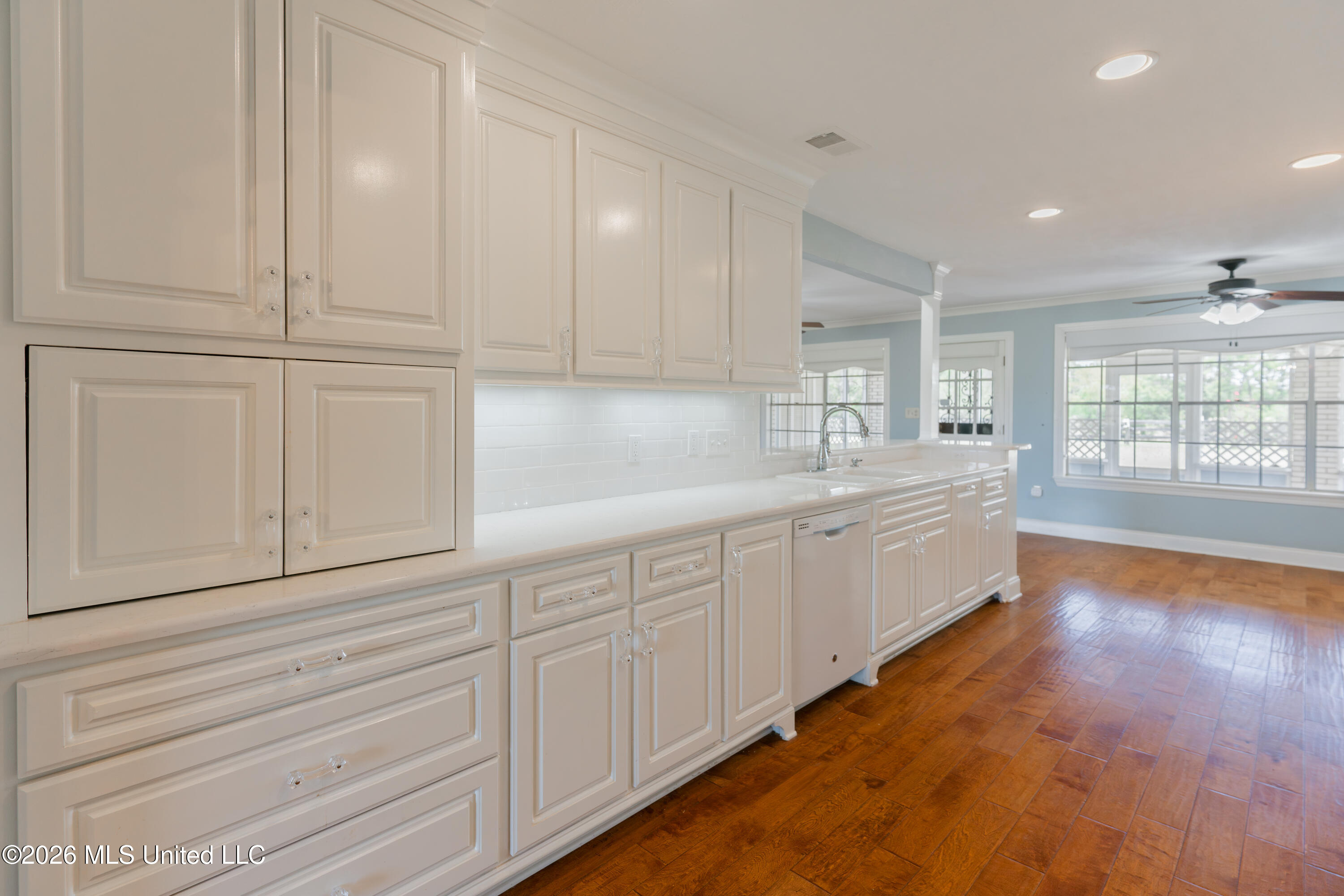 12850 Midway Road Property Photo 36