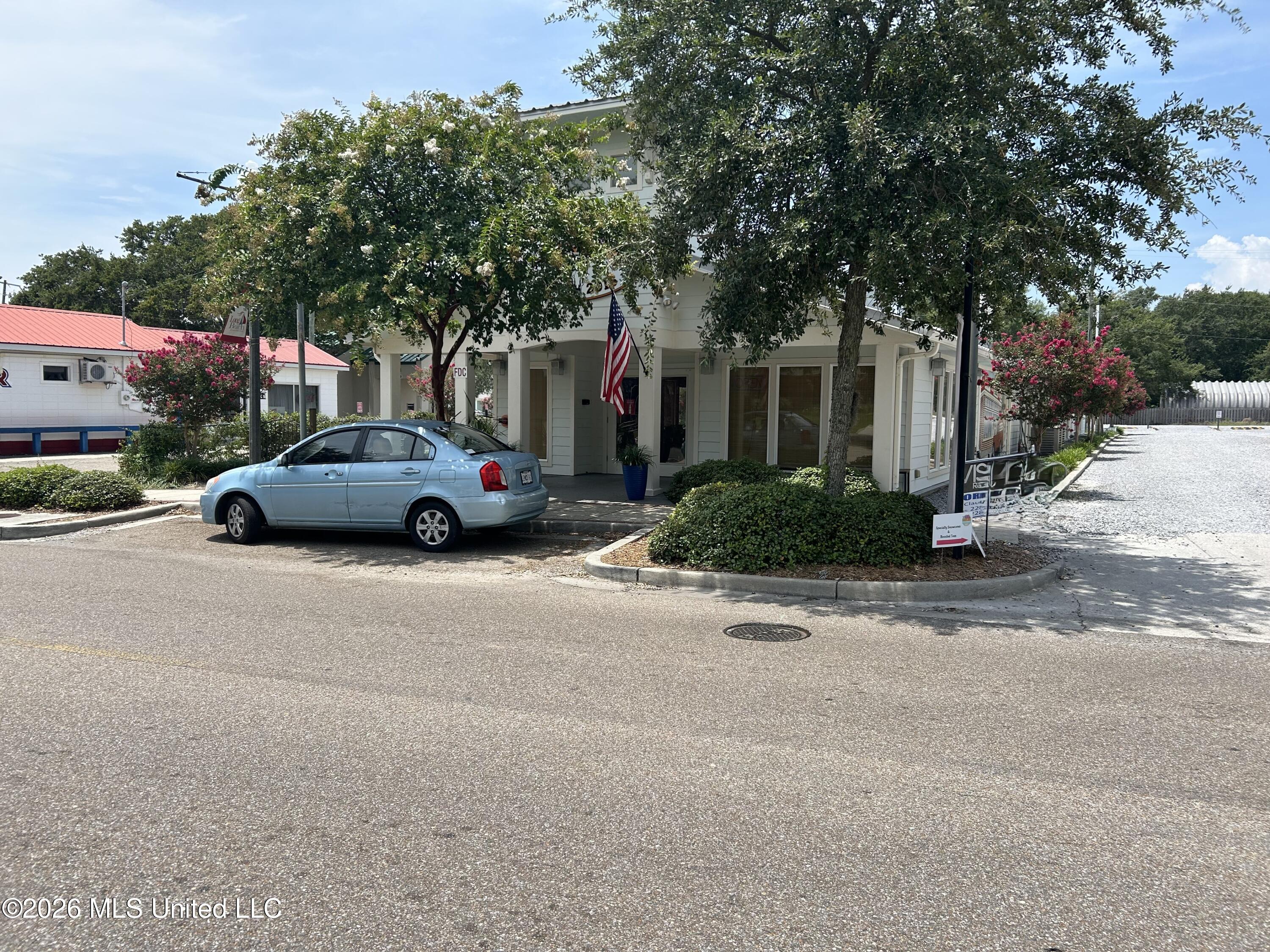 200 Jeff Davis Avenue Property Photo 1