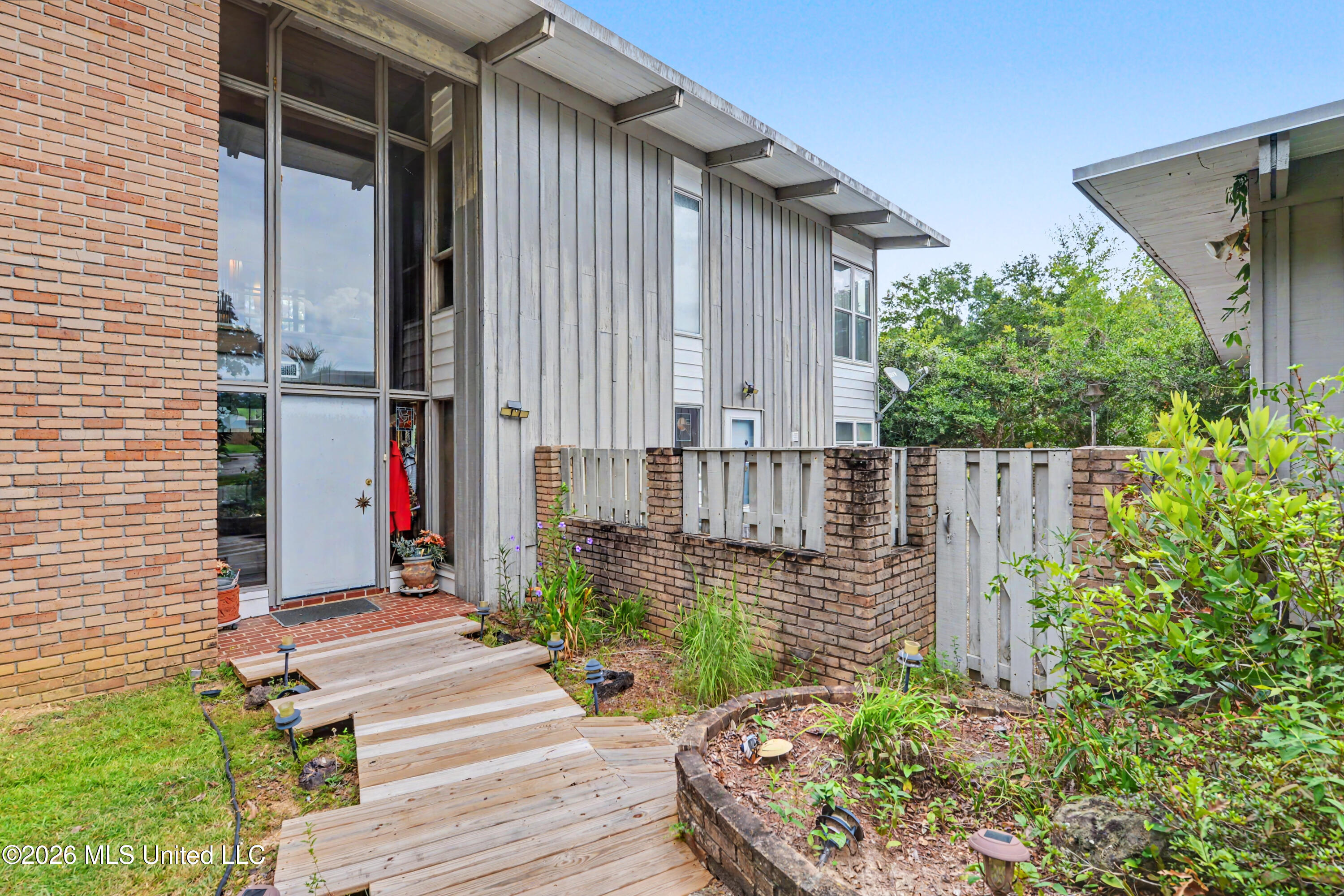 2416 Rolling Meadows Road Property Photo 2