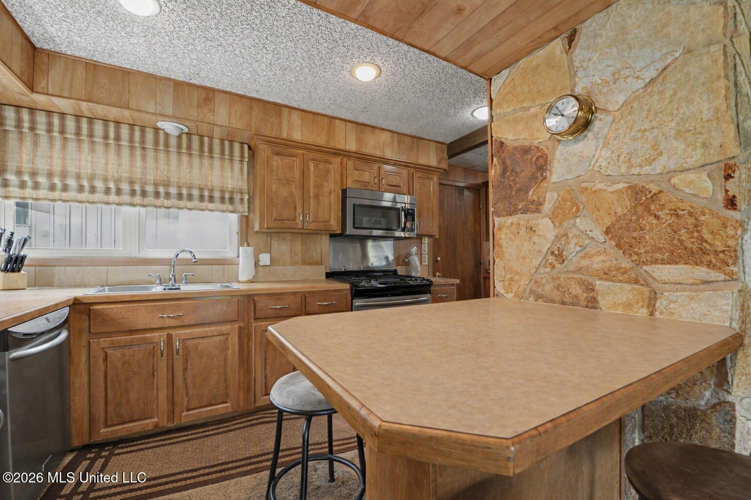 2416 Rolling Meadows Road Property Photo 6