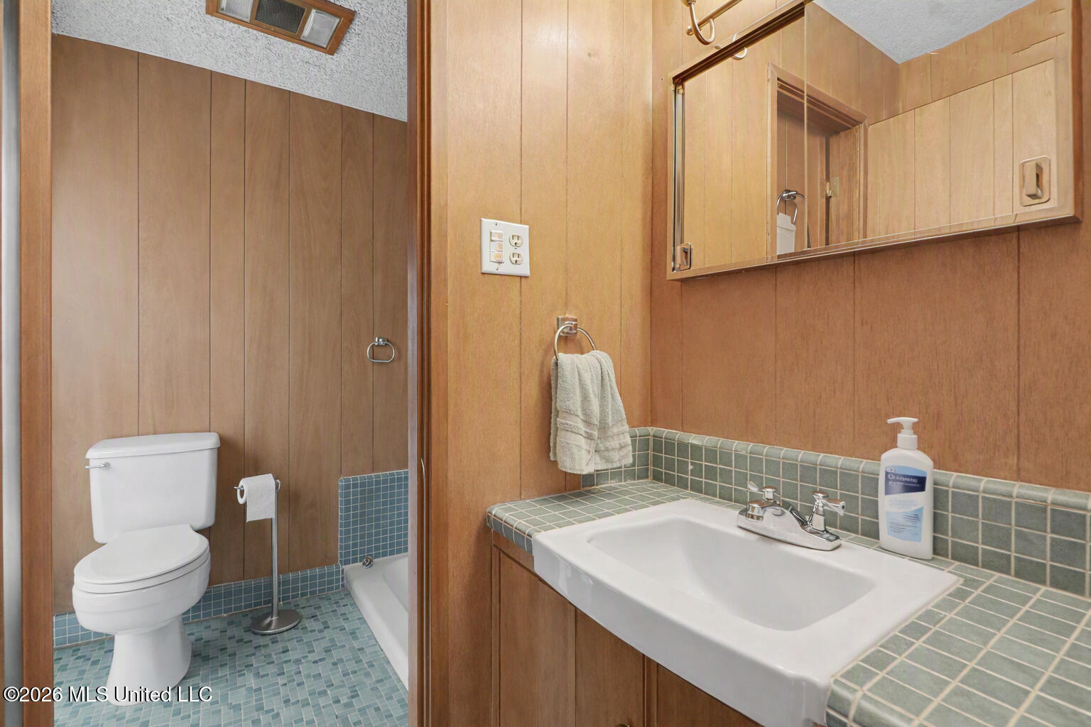 2416 Rolling Meadows Road Property Photo 21