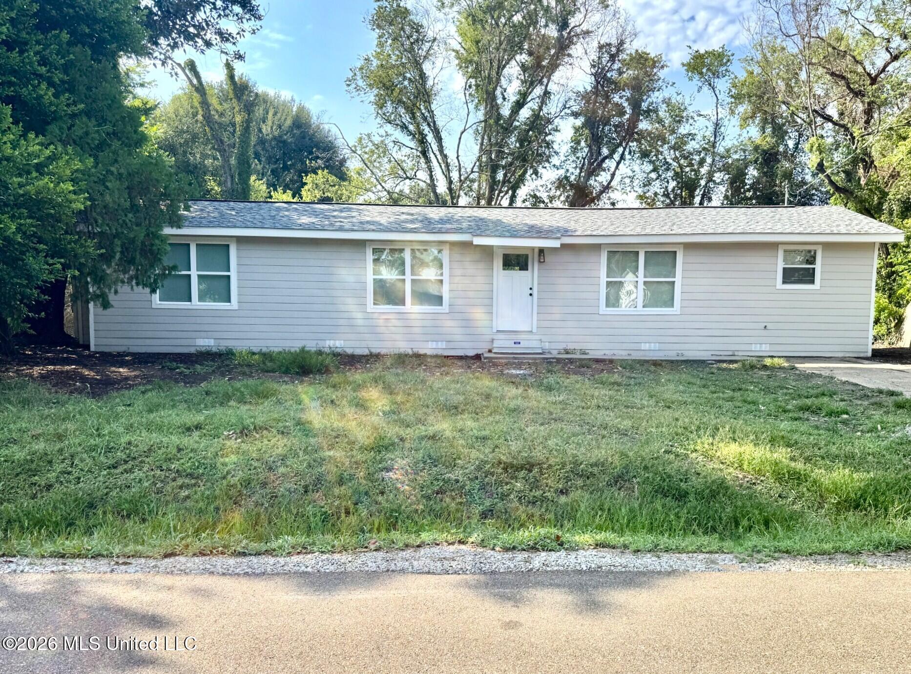 209 Crestview Drive Property Photo 1