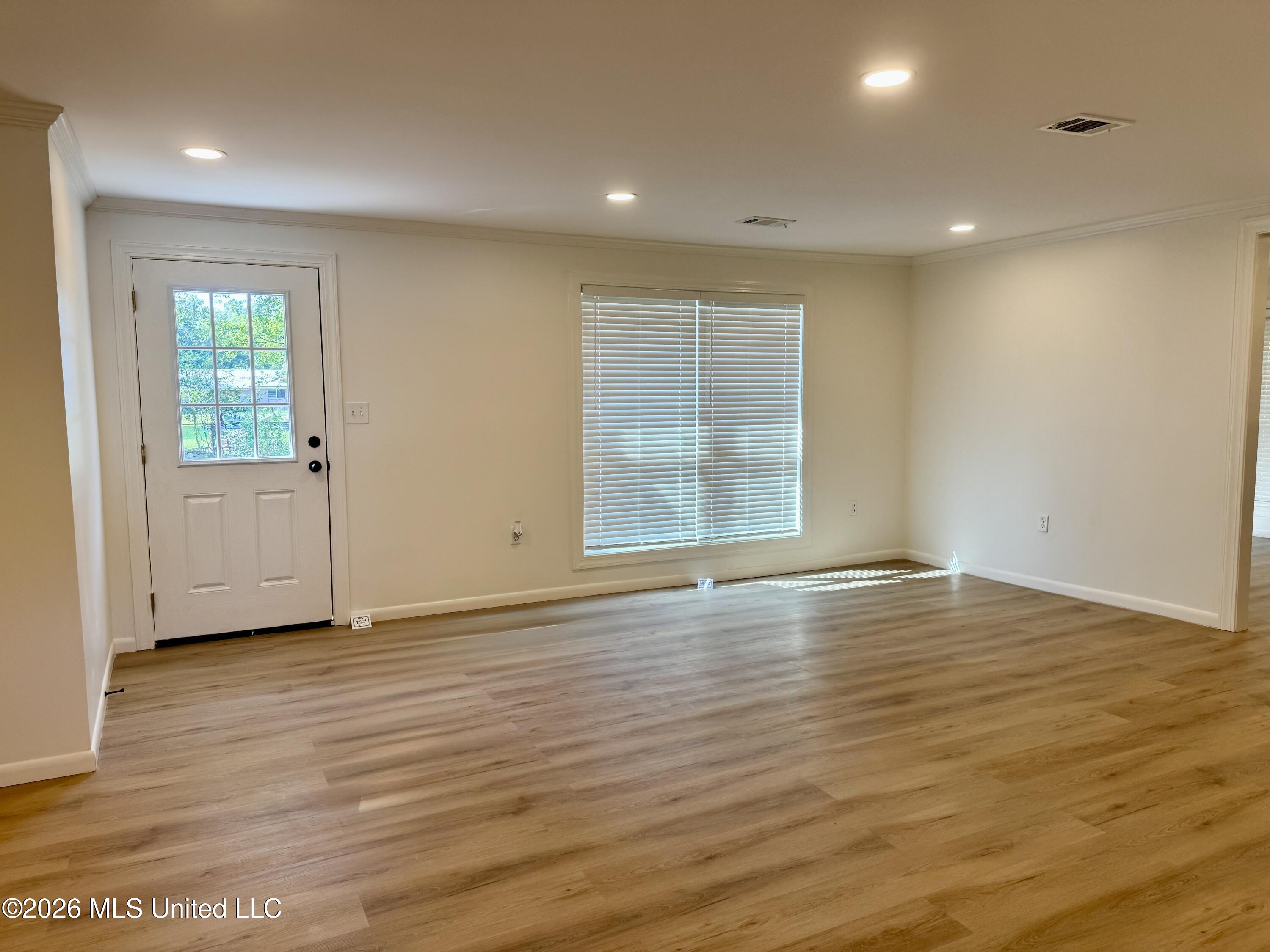 209 Crestview Drive Property Photo 3