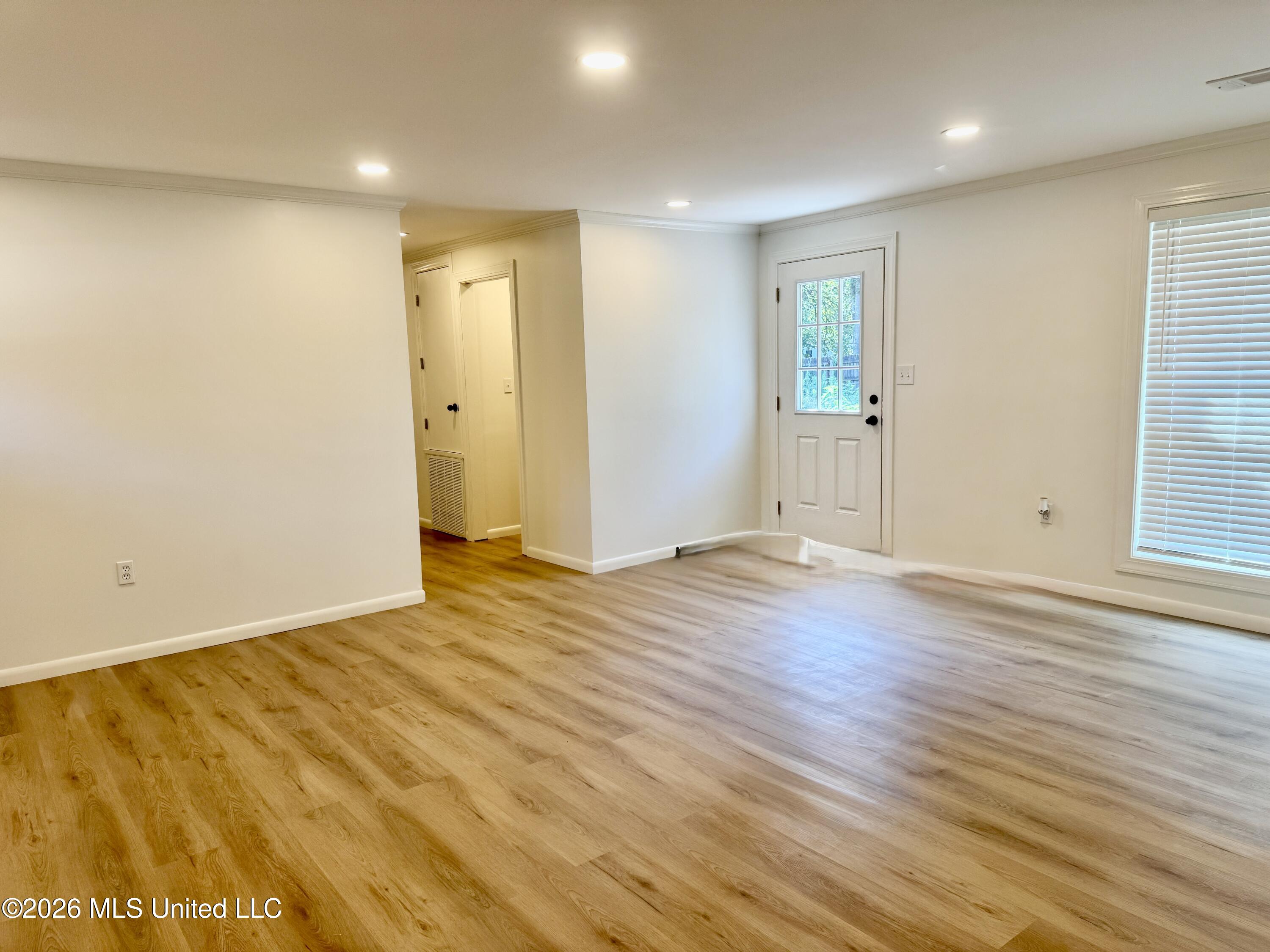209 Crestview Drive Property Photo 5