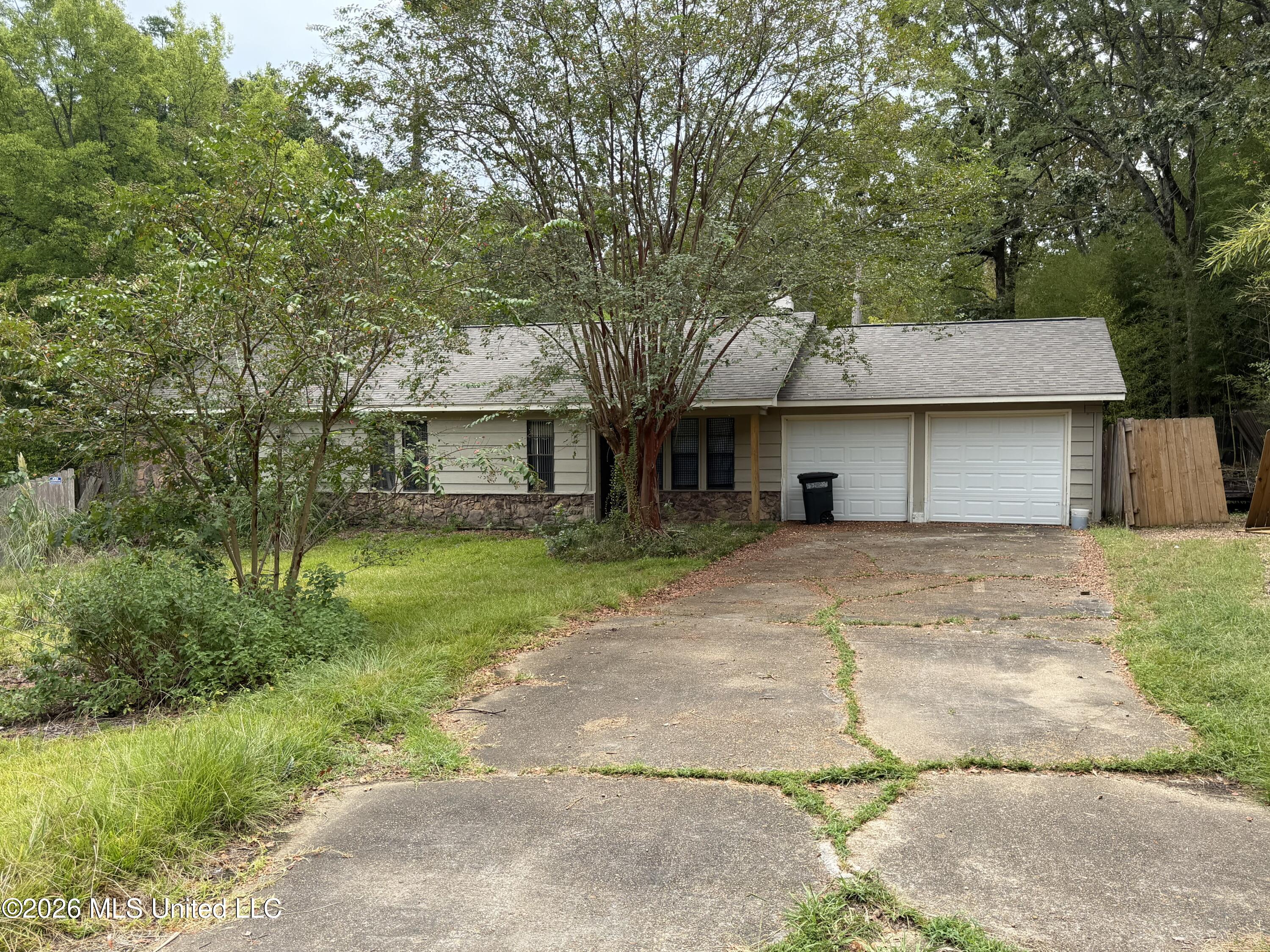 611 E Pine Needle Court Property Photo 1