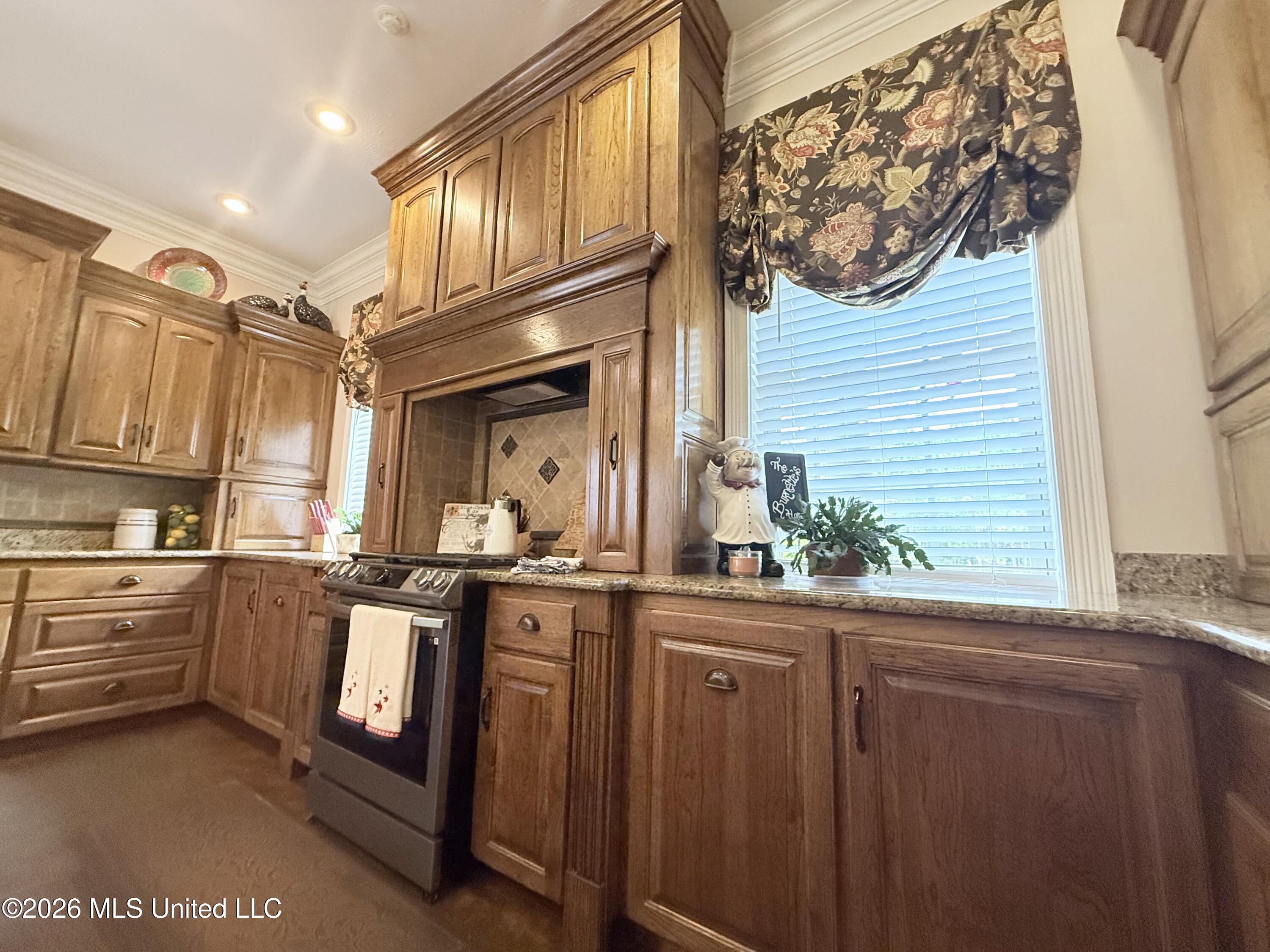 895 Montgomery Road Property Photo 8