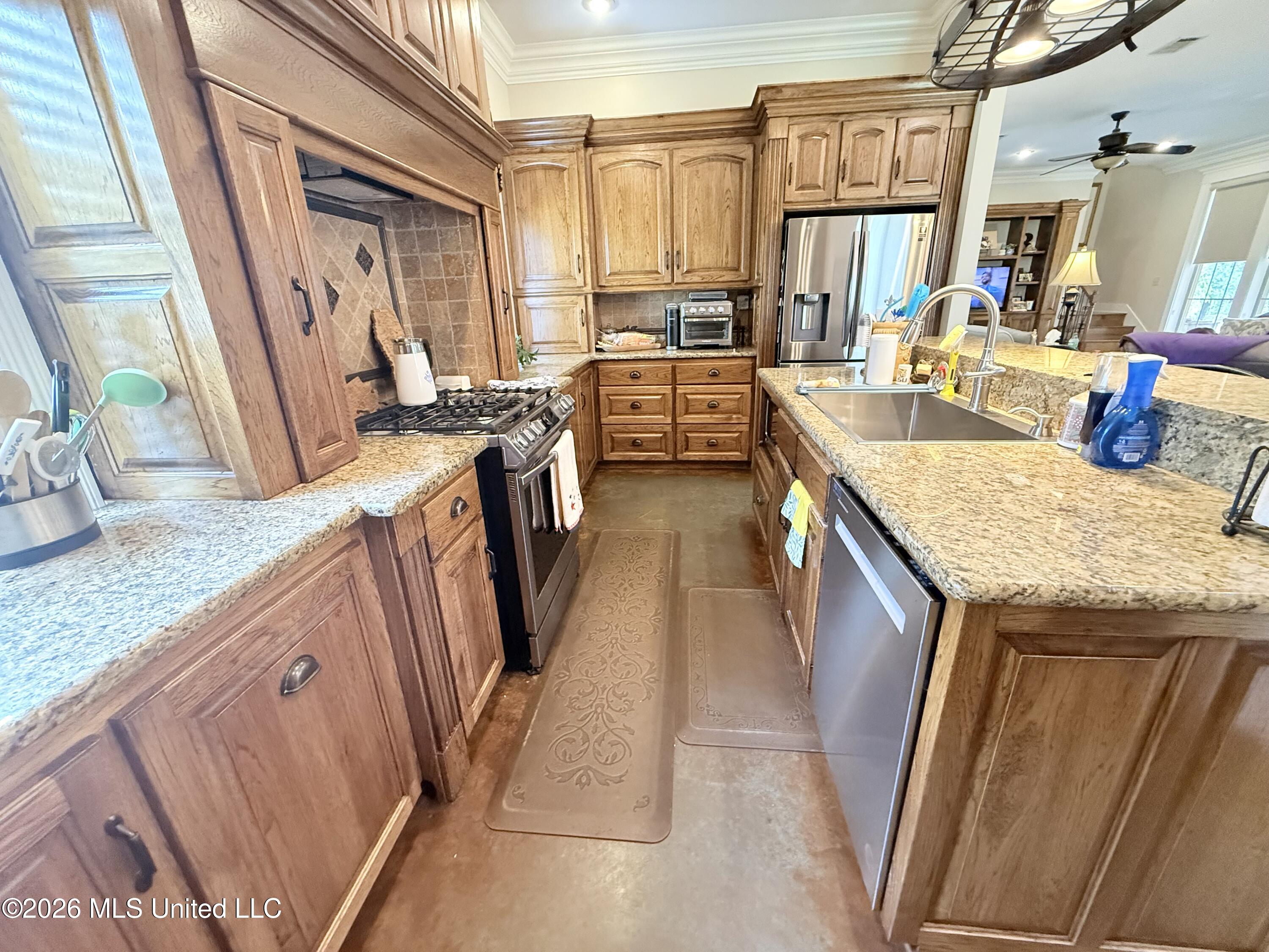 895 Montgomery Road Property Photo 9