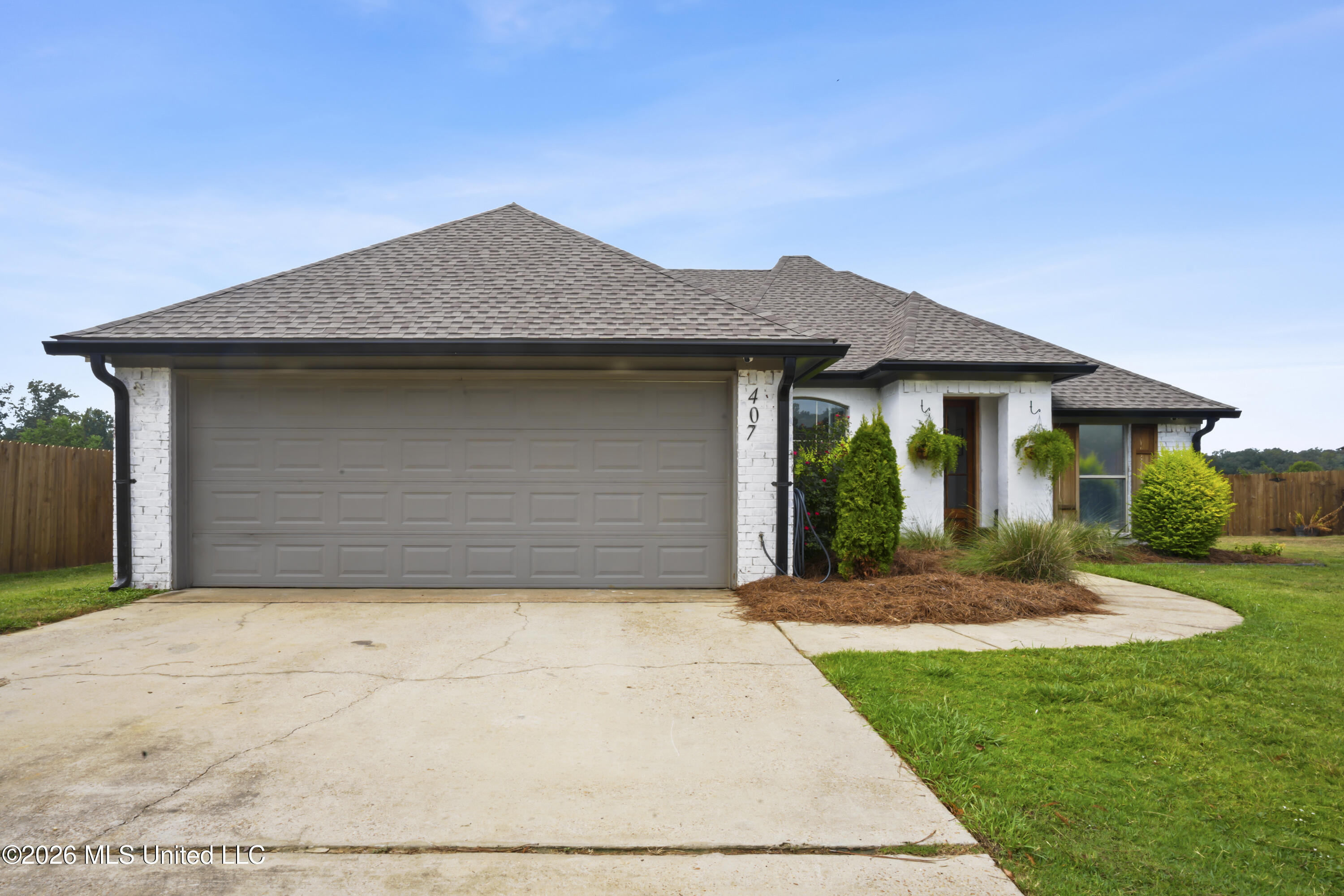 407 Oak Park Cove Property Photo 2