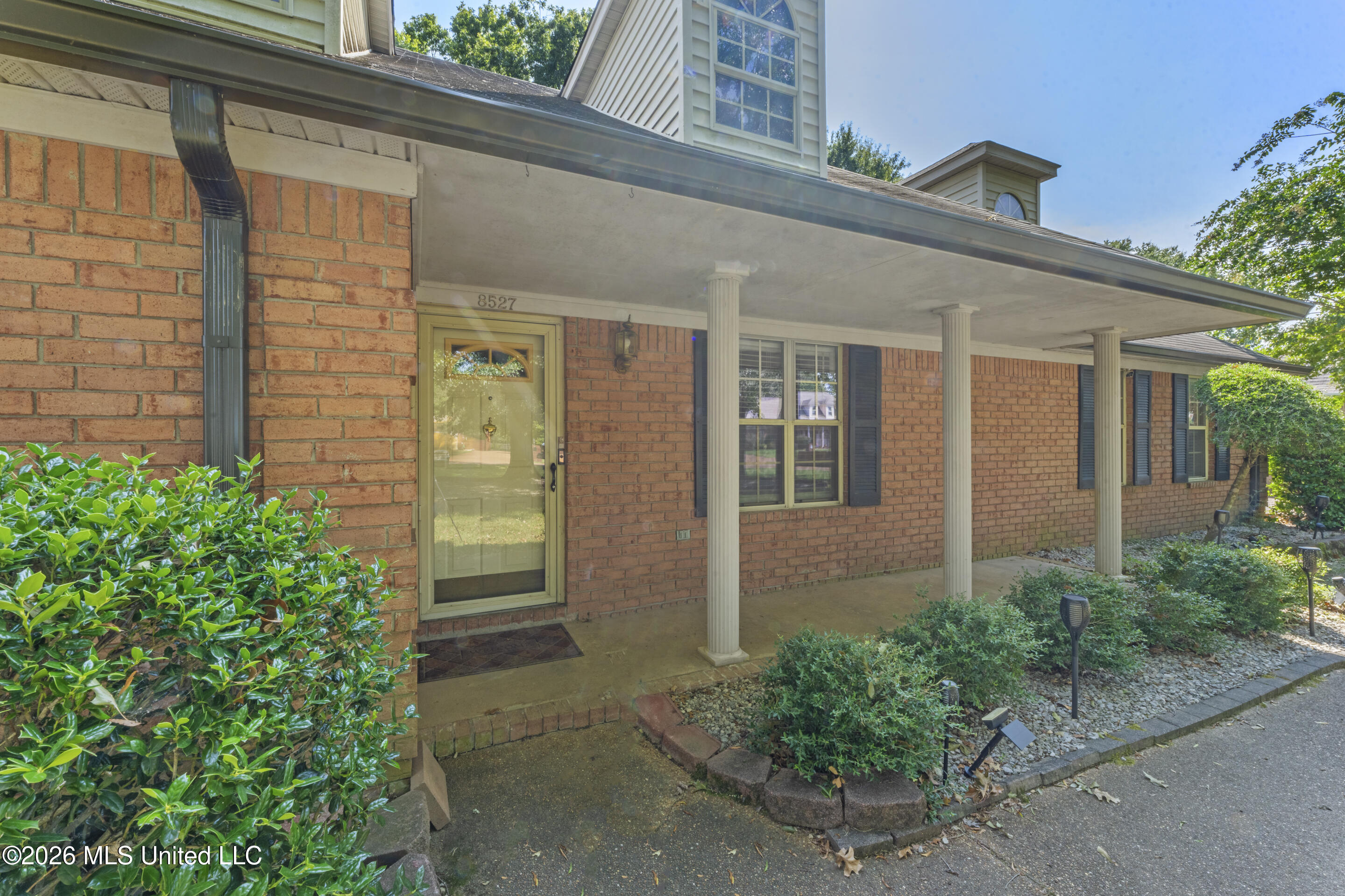 8527 Collinswood Drive Property Photo 2