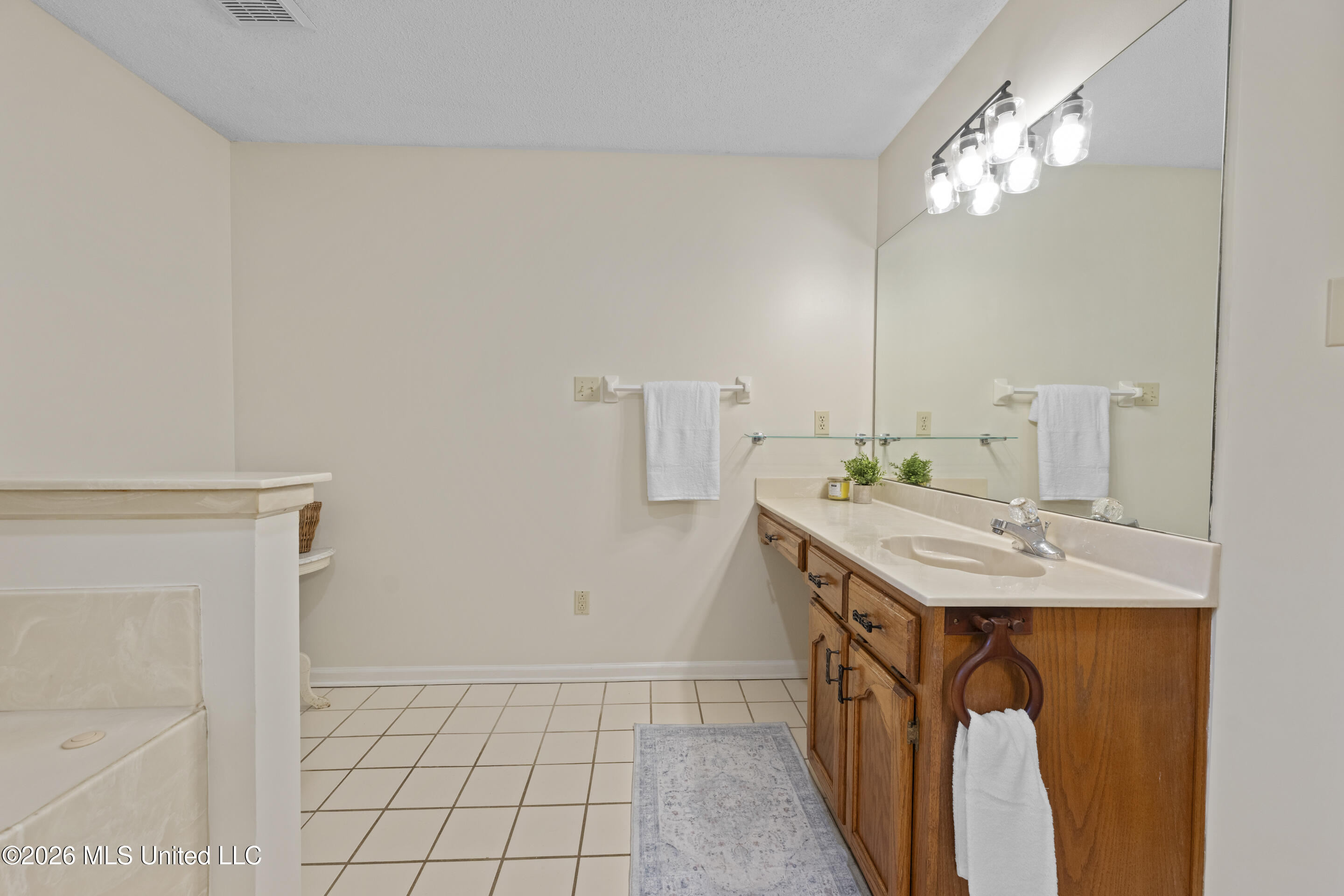 8527 Collinswood Drive Property Photo 13