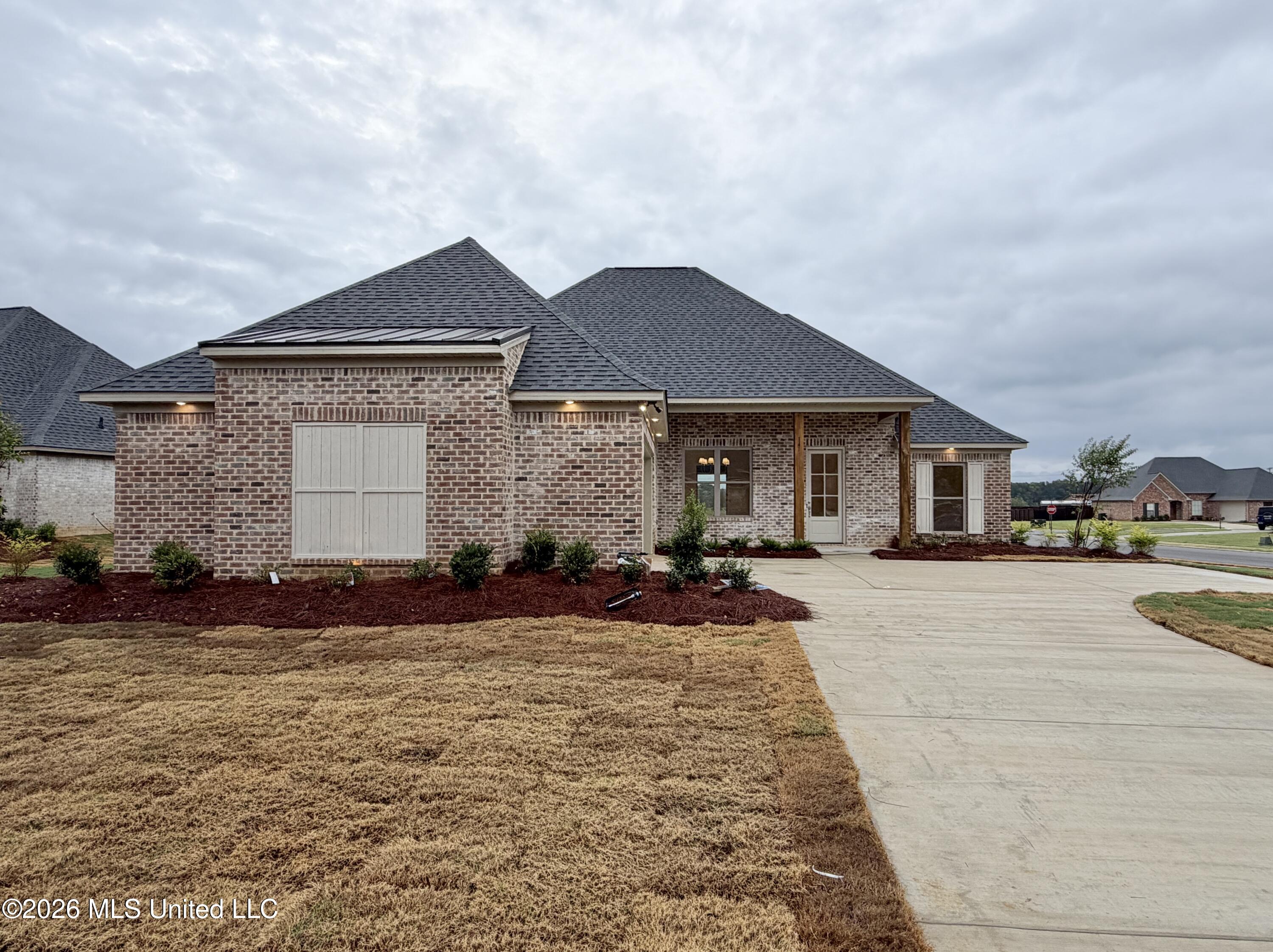 141 Palace Crossing Property Photo 1