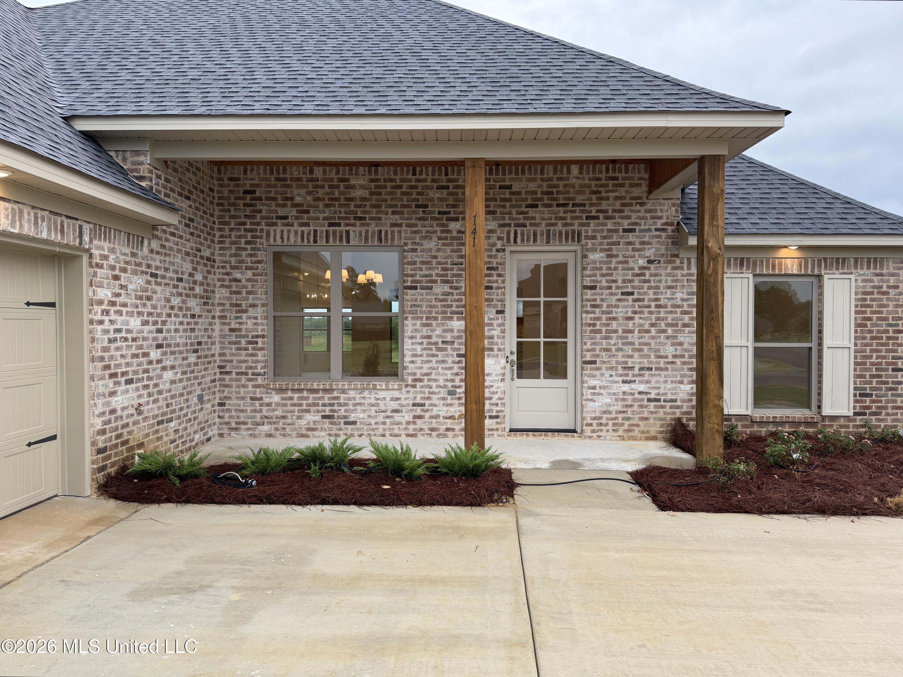 141 Palace Crossing Property Photo 2