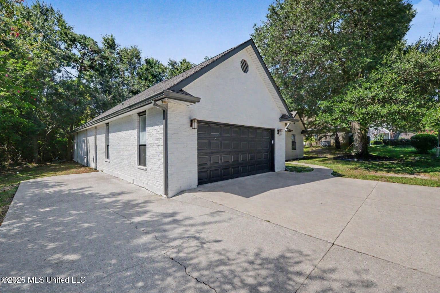 5562 E Diamondhead Drive Property Photo 2