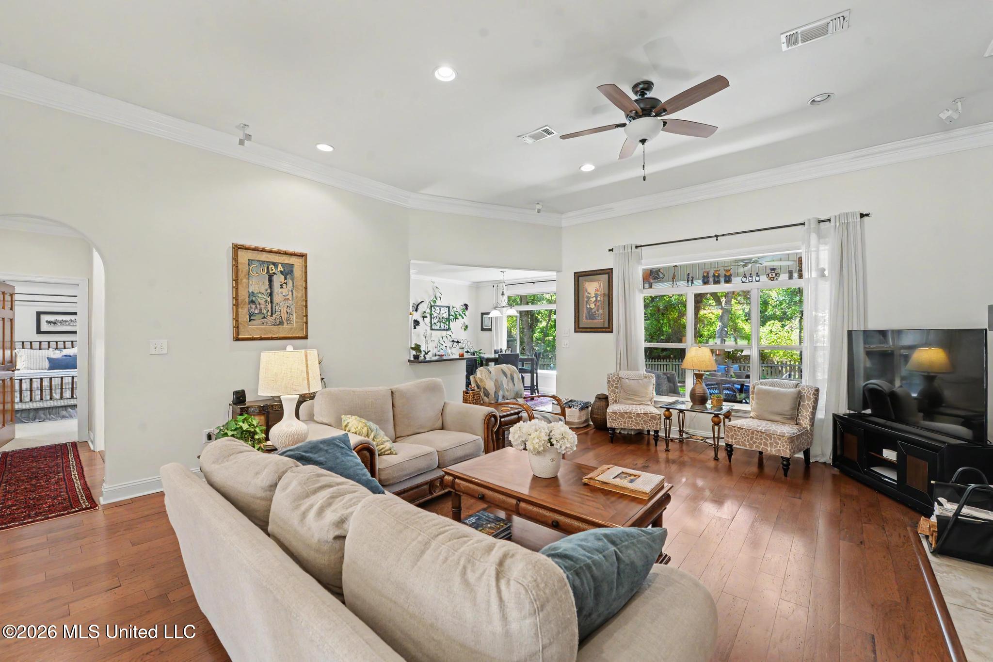 5562 E Diamondhead Drive Property Photo 4