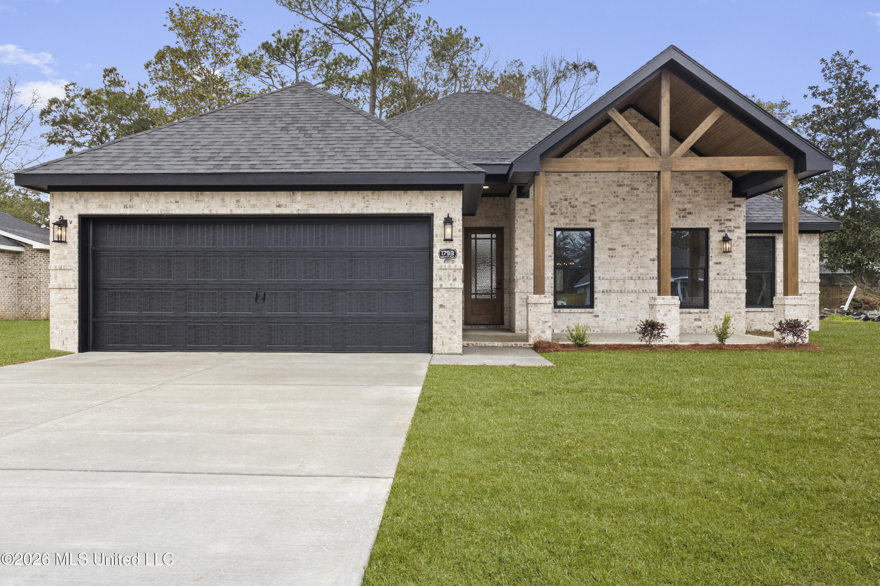 2014 Parkview Drive Property Photo 1