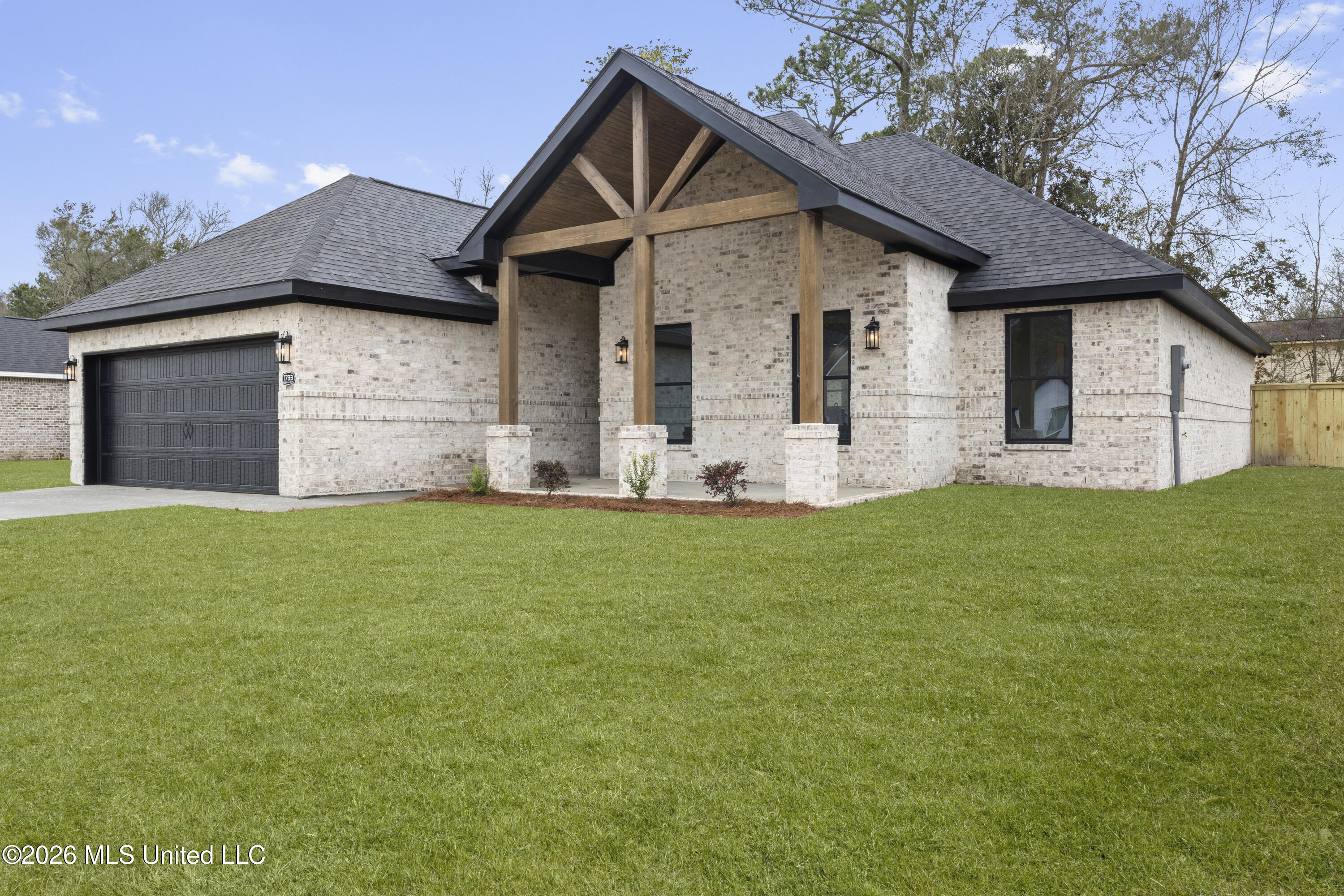 2014 Parkview Drive Property Photo 2
