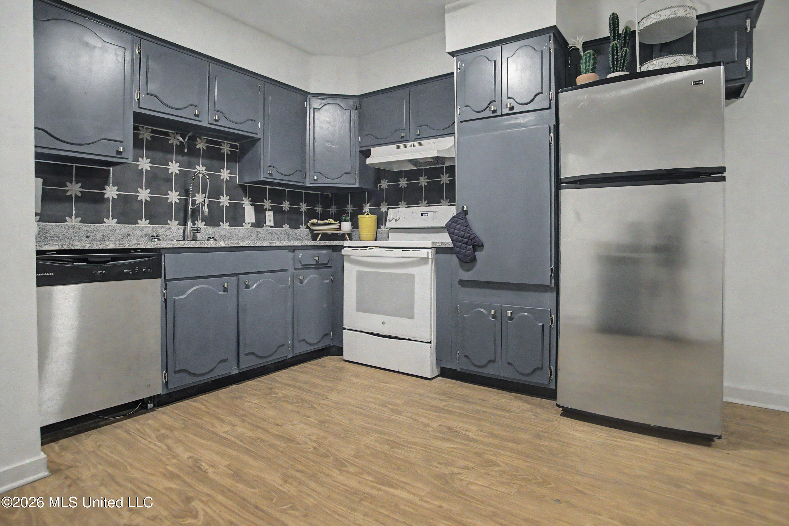 329 Popp's Ferry Road Property Photo 9
