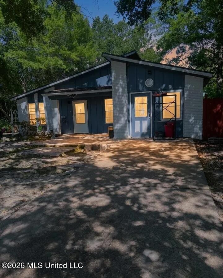 916 E Birch Drive Property Photo 1
