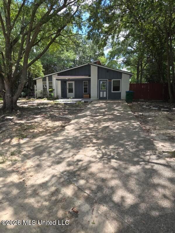 916 E Birch Drive Property Photo 1
