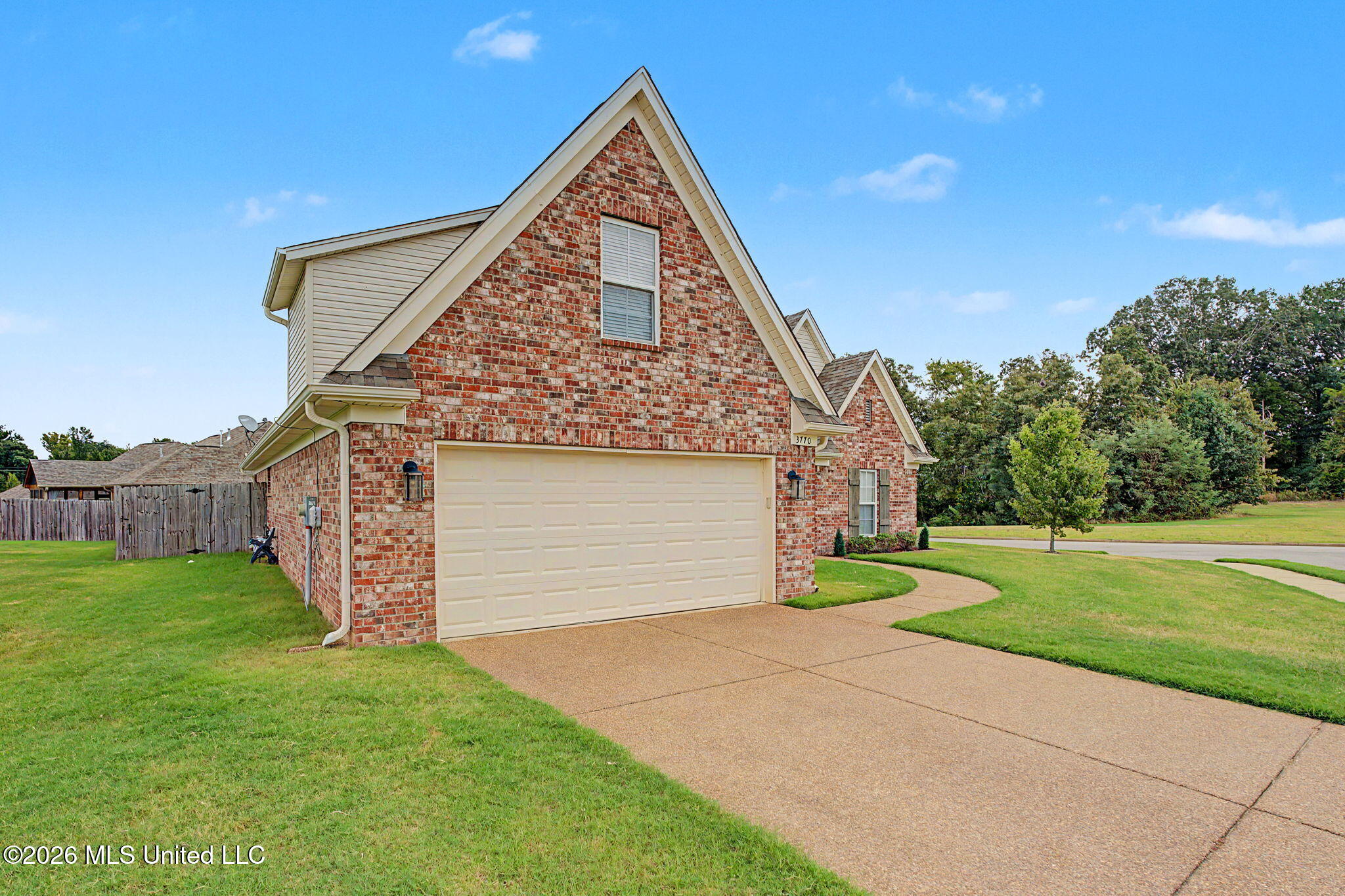 3770 Hawthorn Drive Property Photo 4