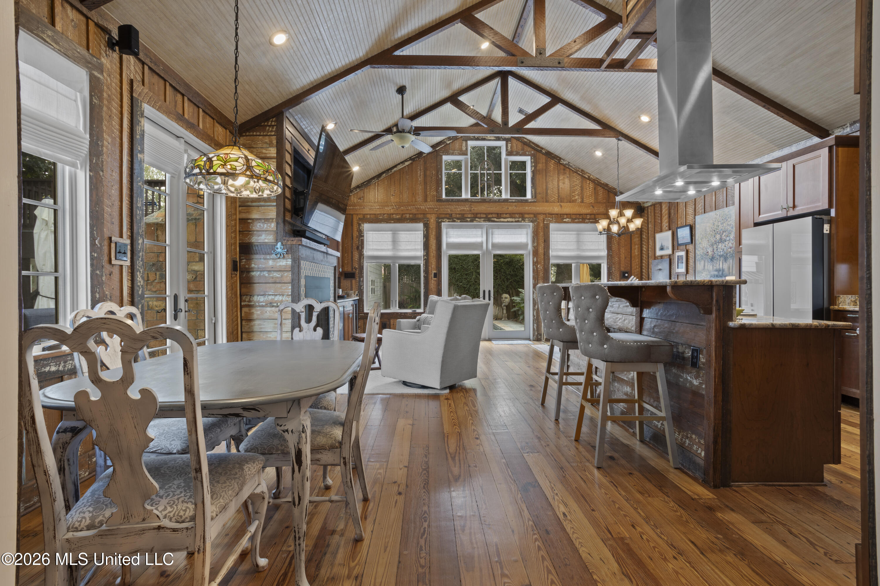 208 Saint Charles Street Property Photo 10