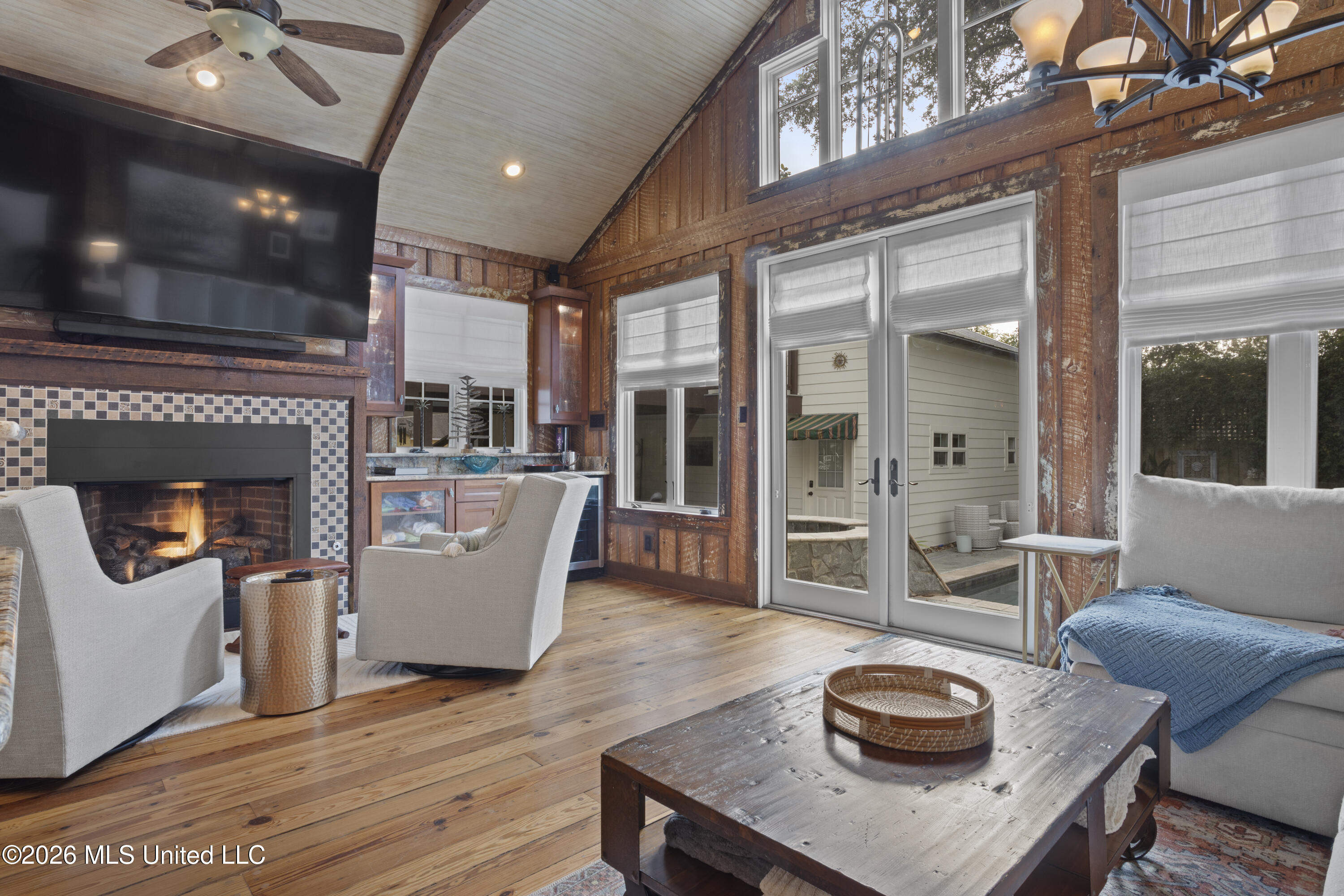 208 Saint Charles Street Property Photo 14