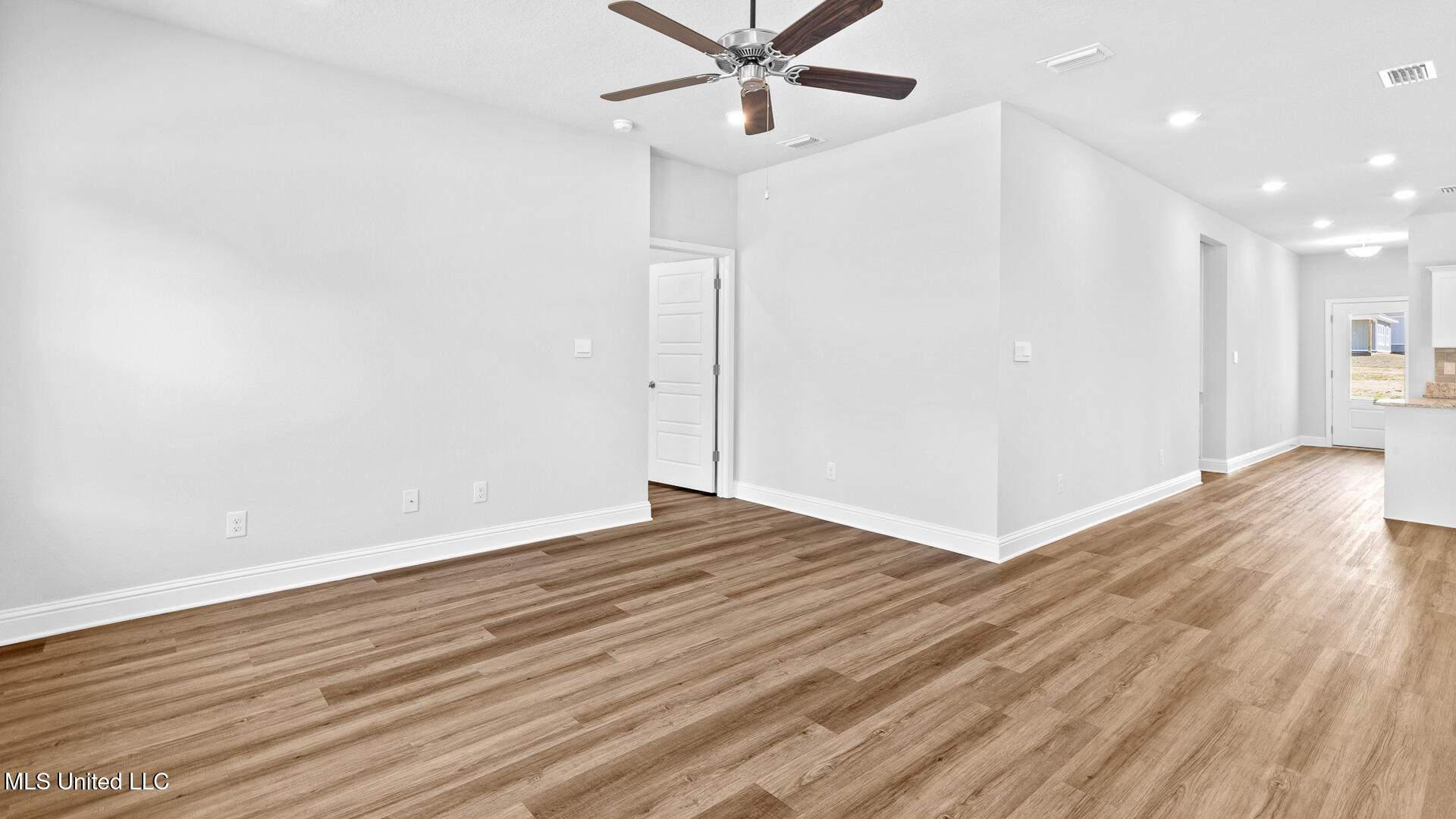 18441 Spring Hill Drive Property Photo 16