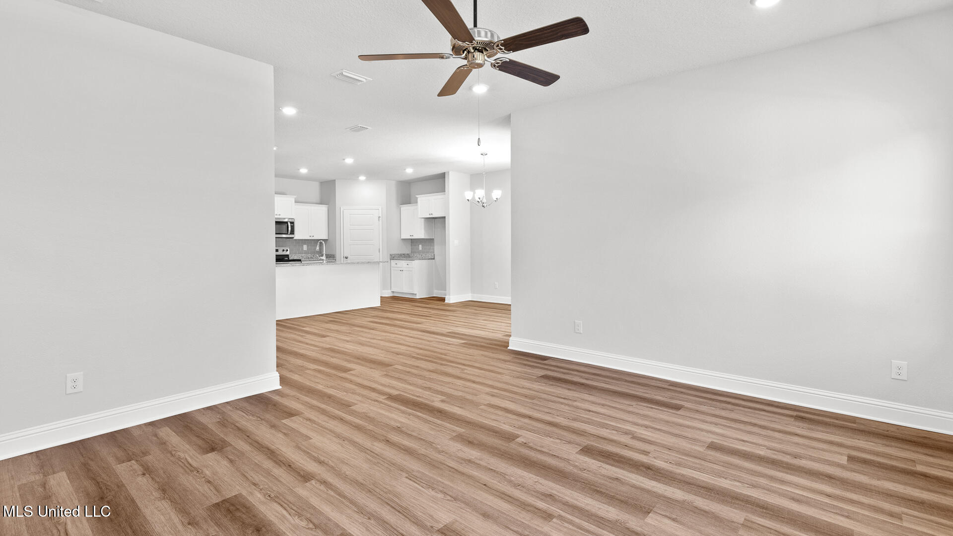 18441 Spring Hill Drive Property Photo 17