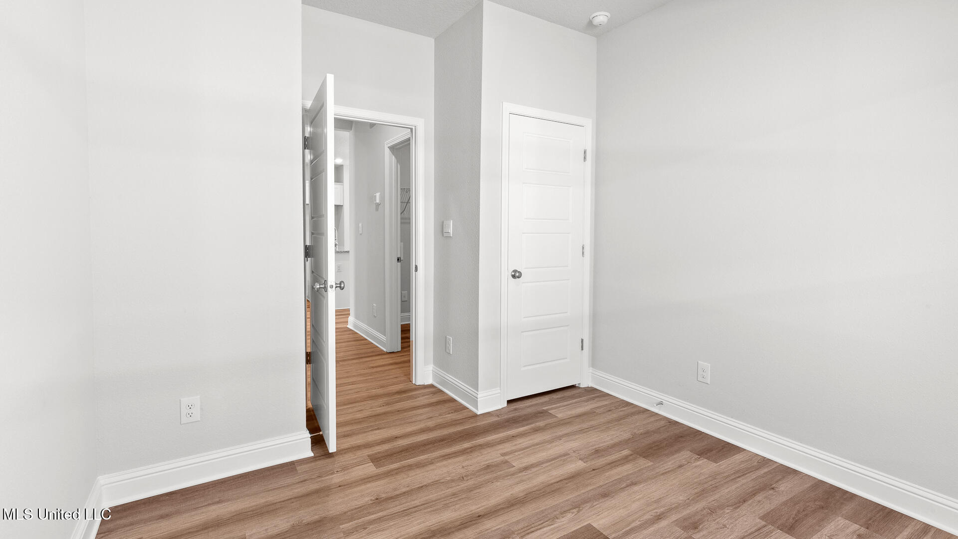 18441 Spring Hill Drive Property Photo 28