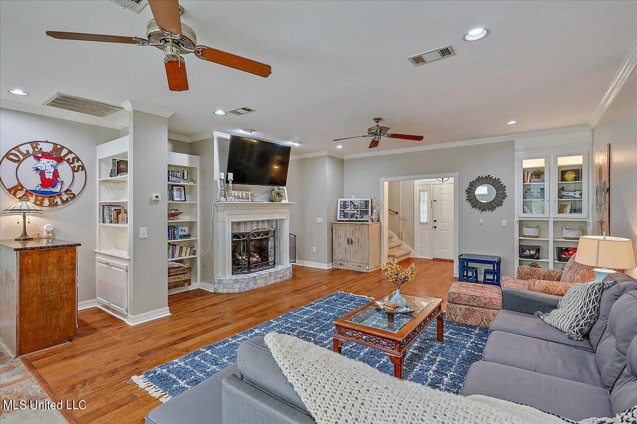 439 Woodlands Circle Property Photo 9