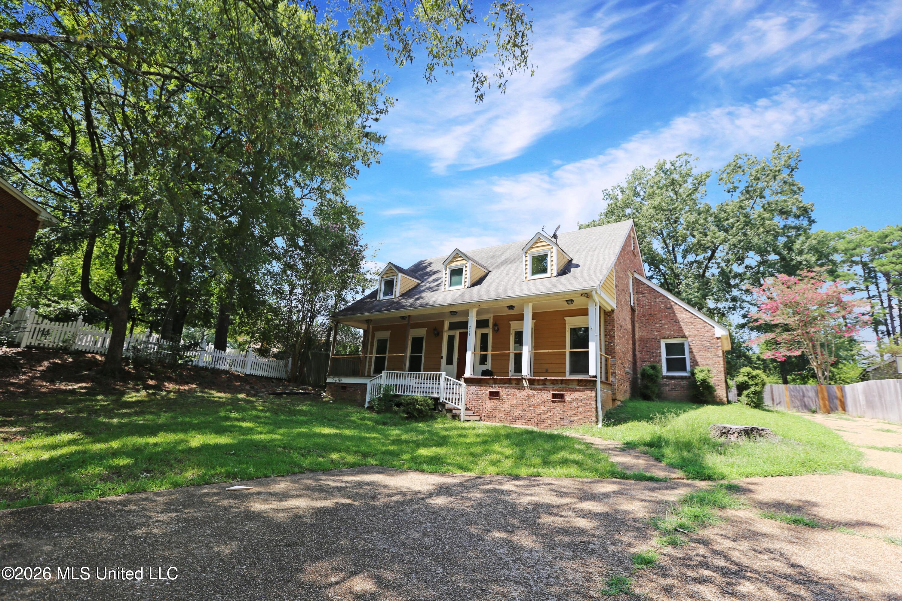 213 Longwood Drive Property Photo 1