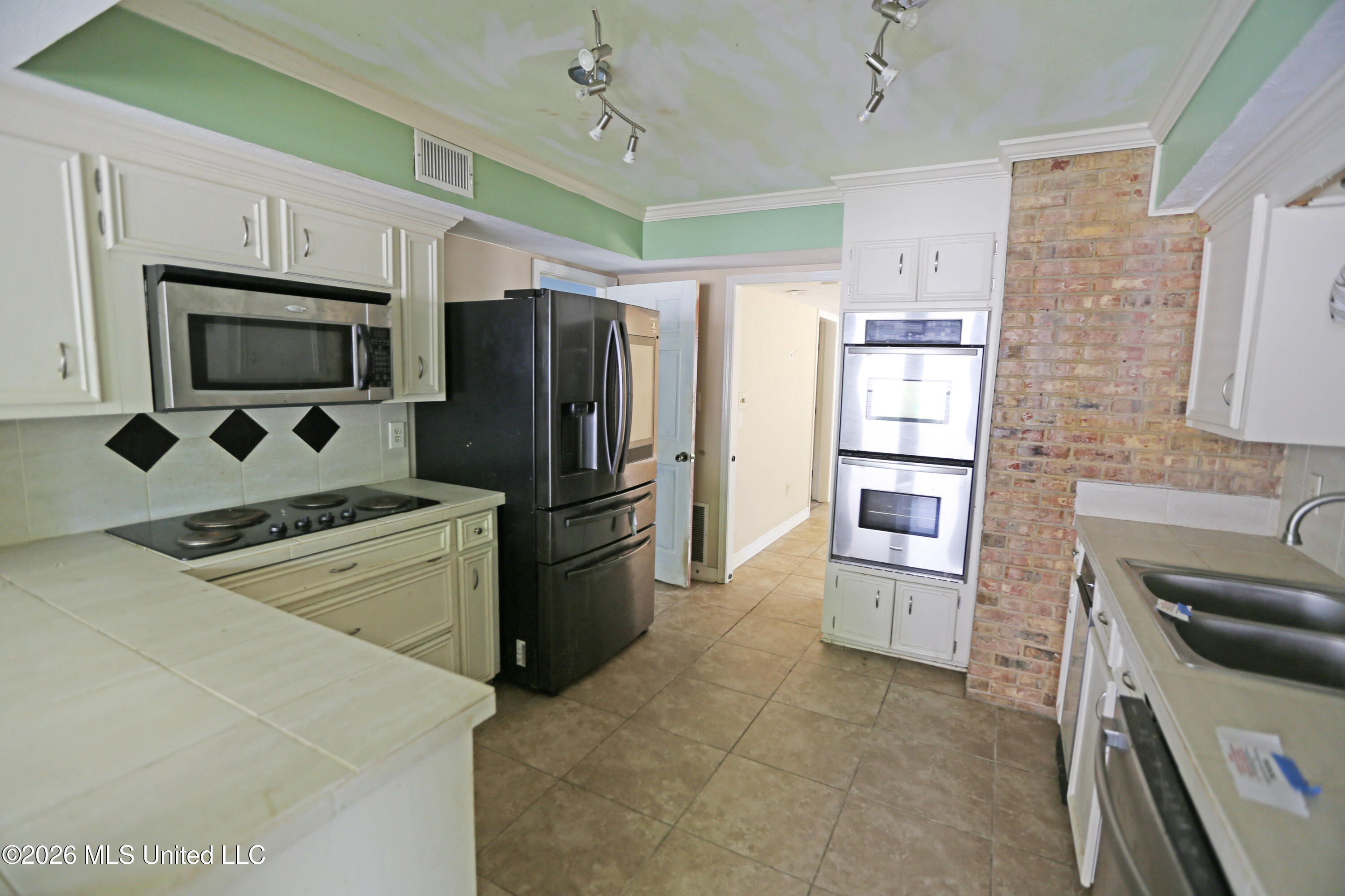 213 Longwood Drive Property Photo 6
