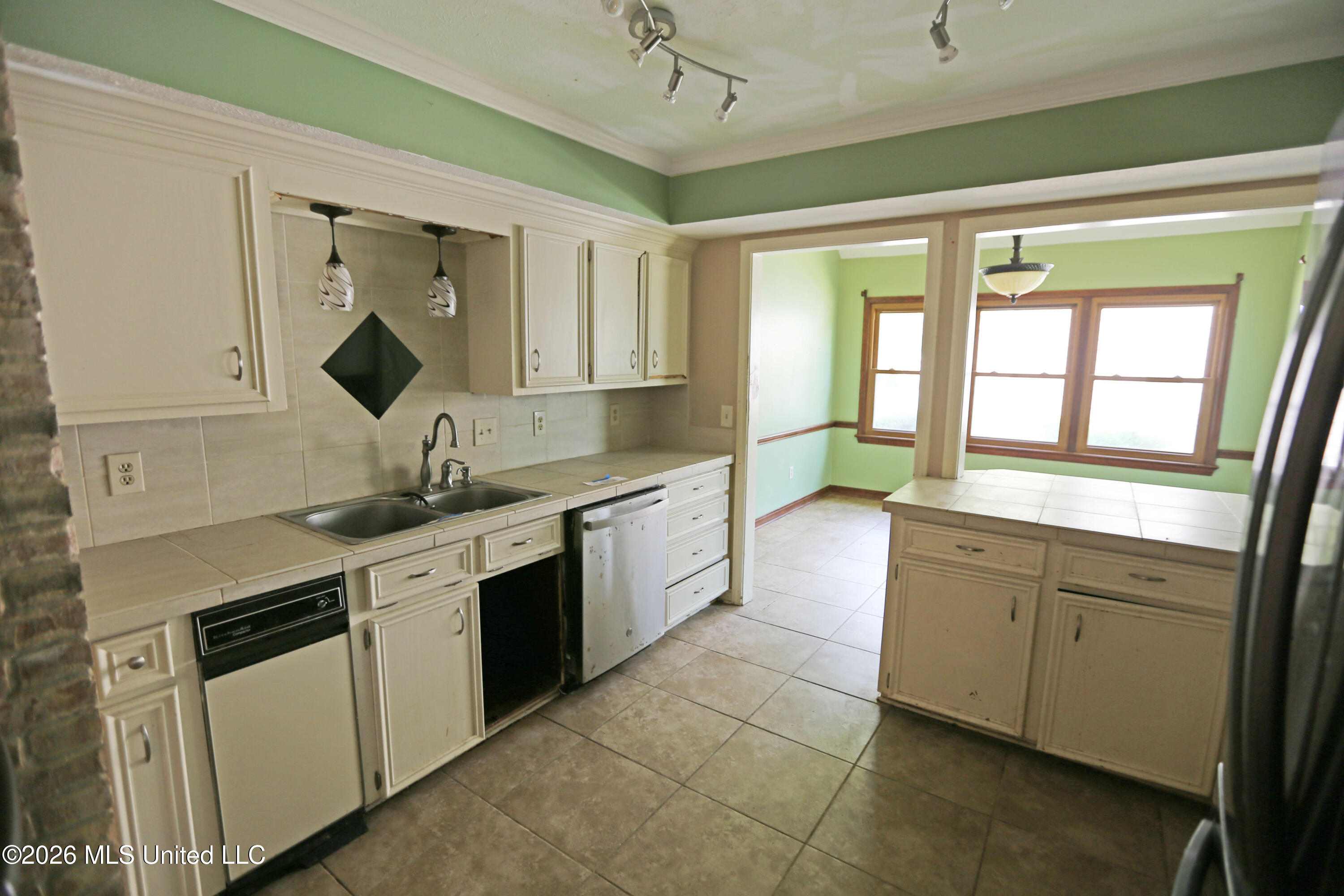 213 Longwood Drive Property Photo 7