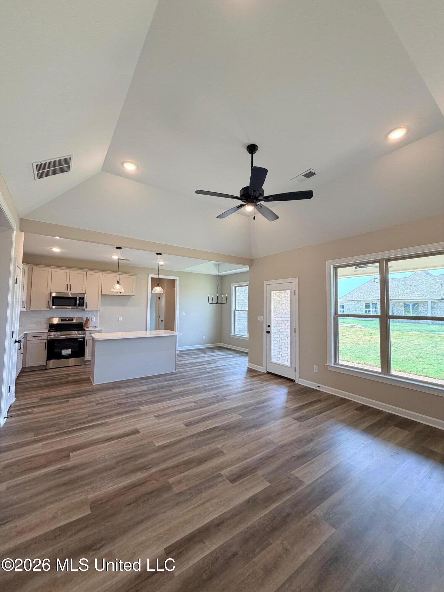 3123 E School Loop Road Property Photo 4