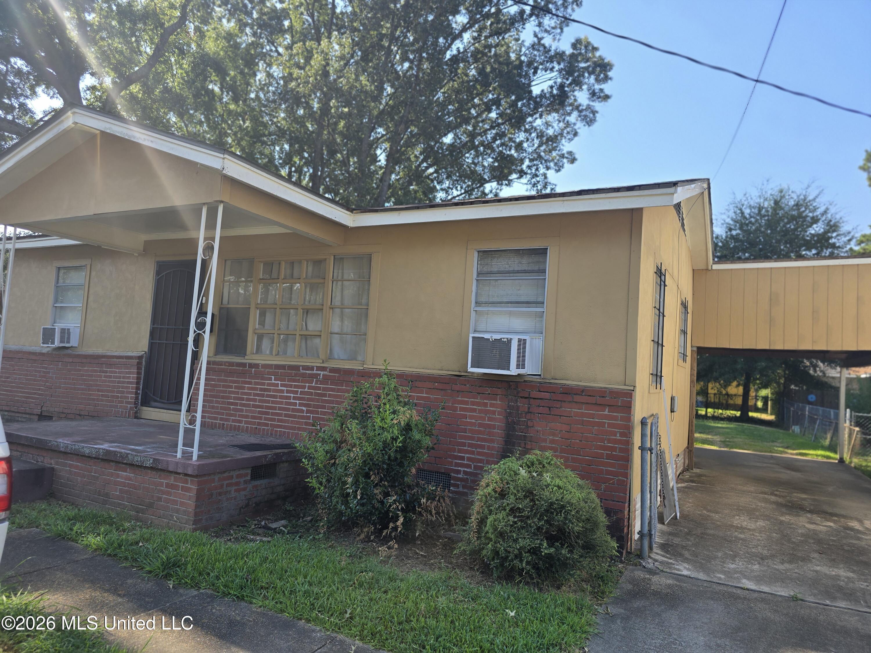 2013 W Ridgeway Street Property Photo 1
