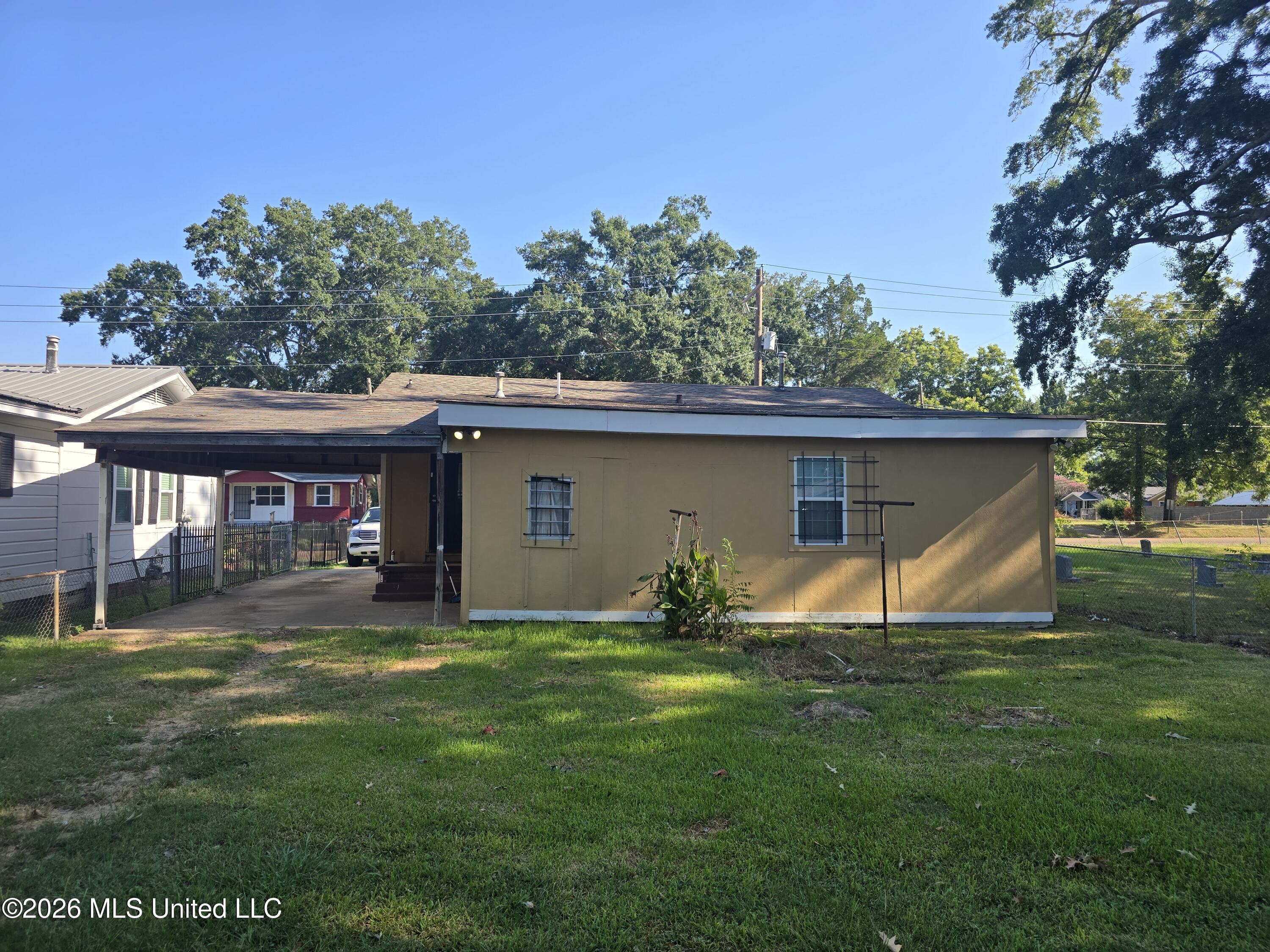 2013 W Ridgeway Street Property Photo 2