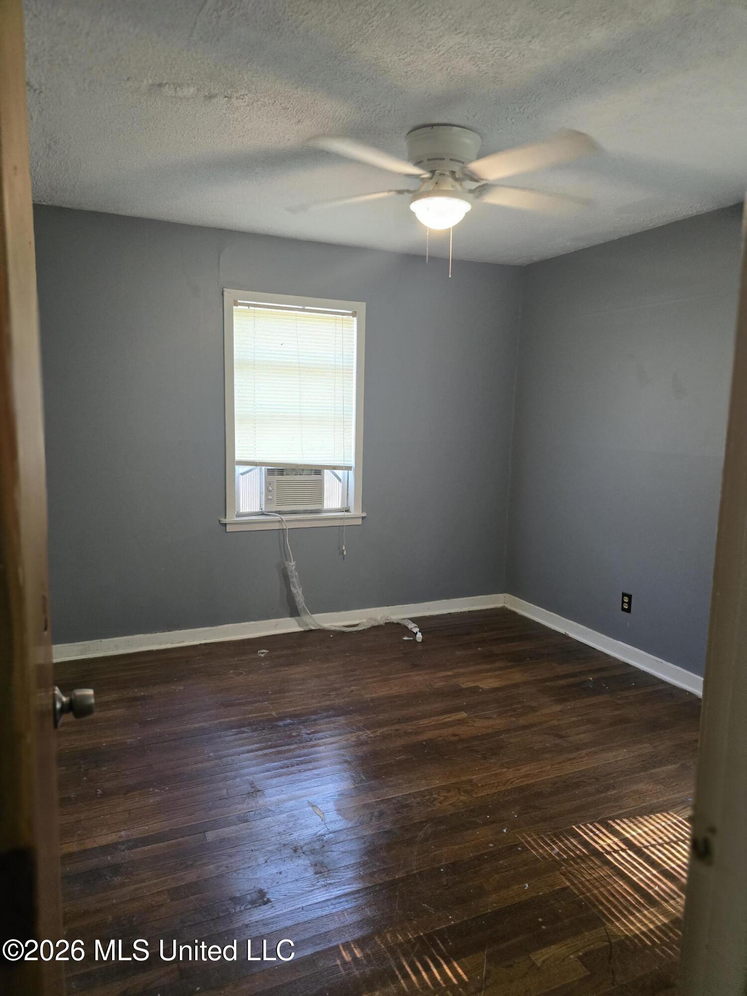 2013 W Ridgeway Street Property Photo 3