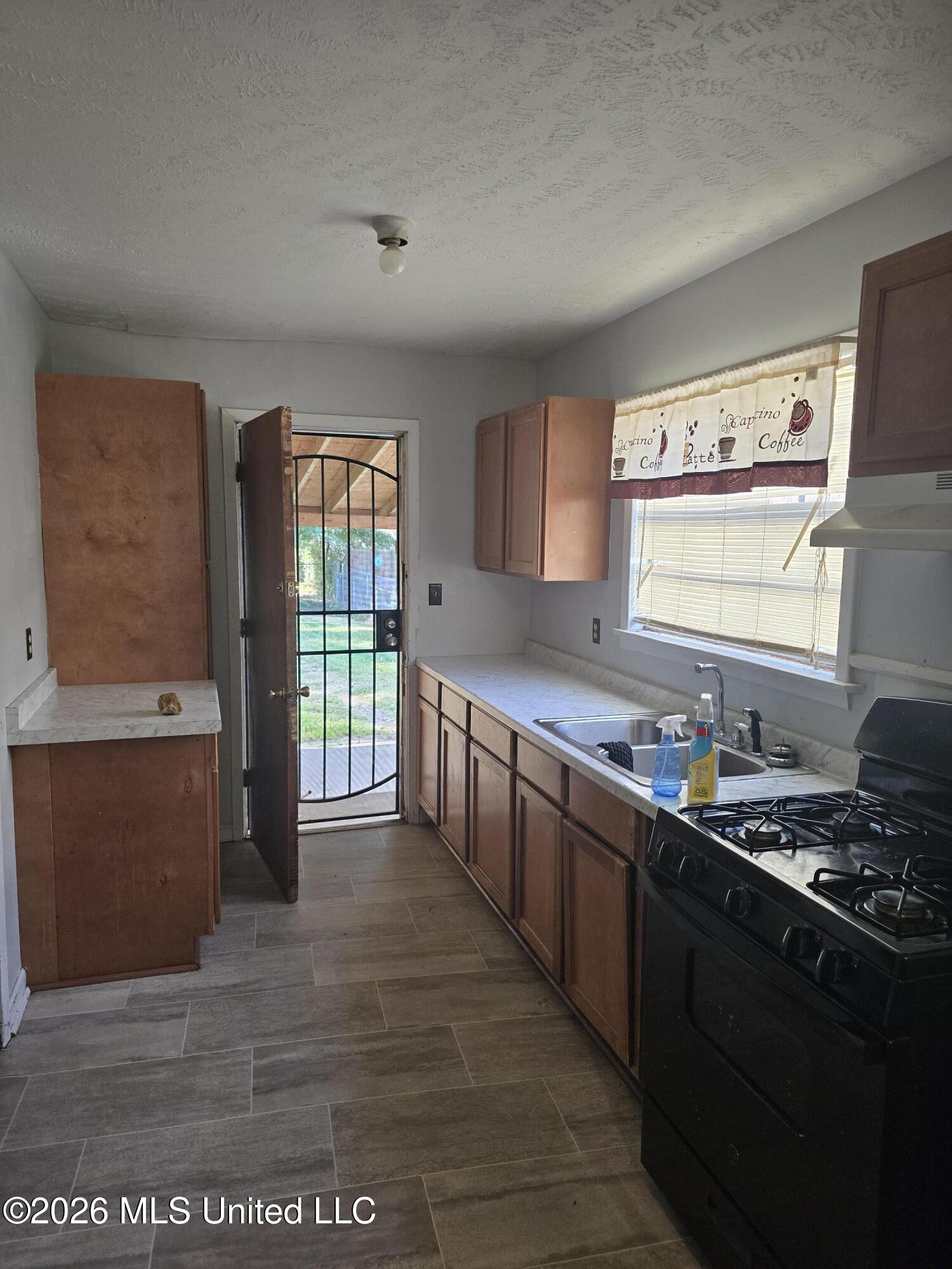 2013 W Ridgeway Street Property Photo 5