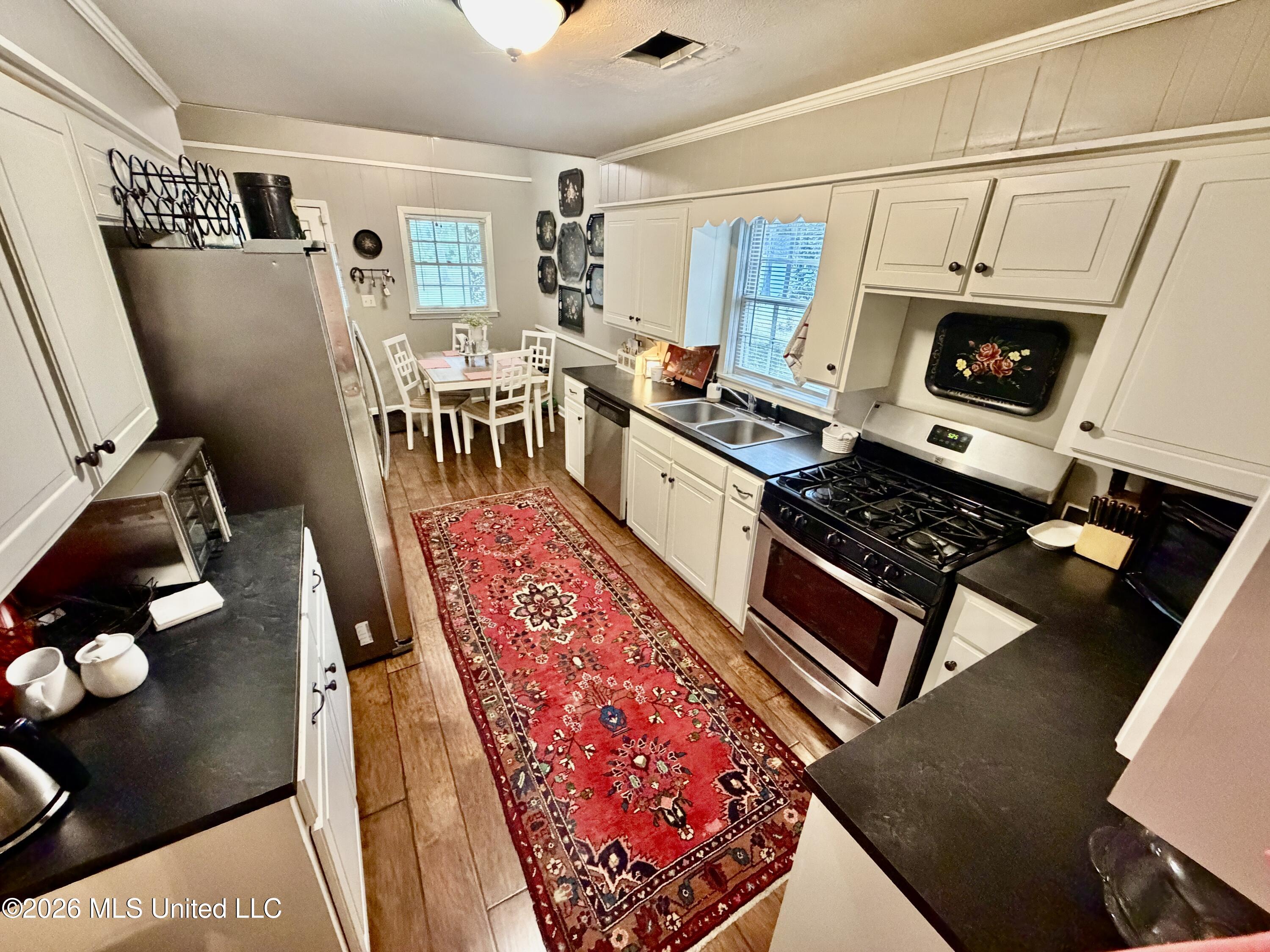 300 Scott Street Property Photo 16