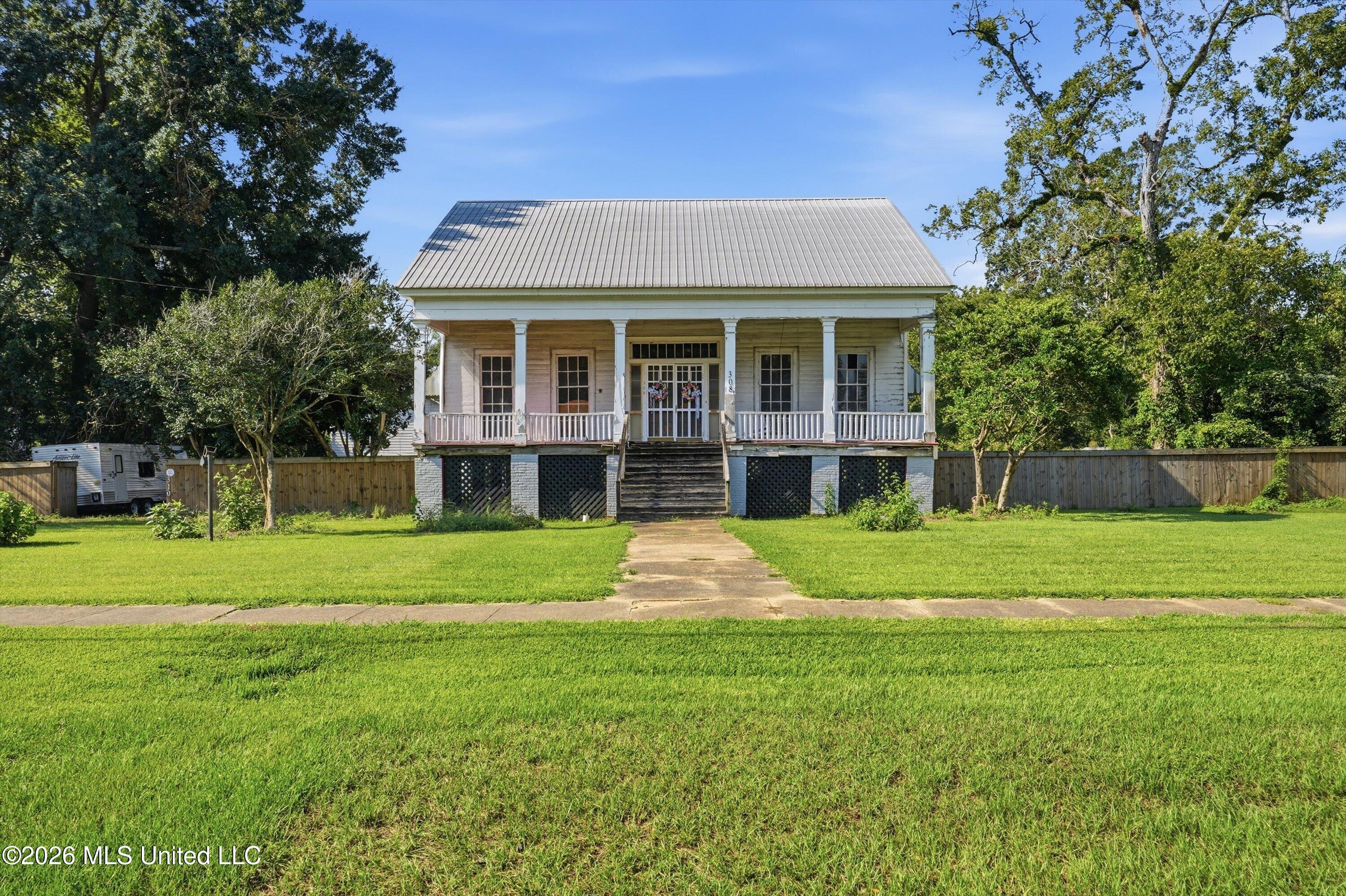 308 E Marion Avenue Property Photo 2